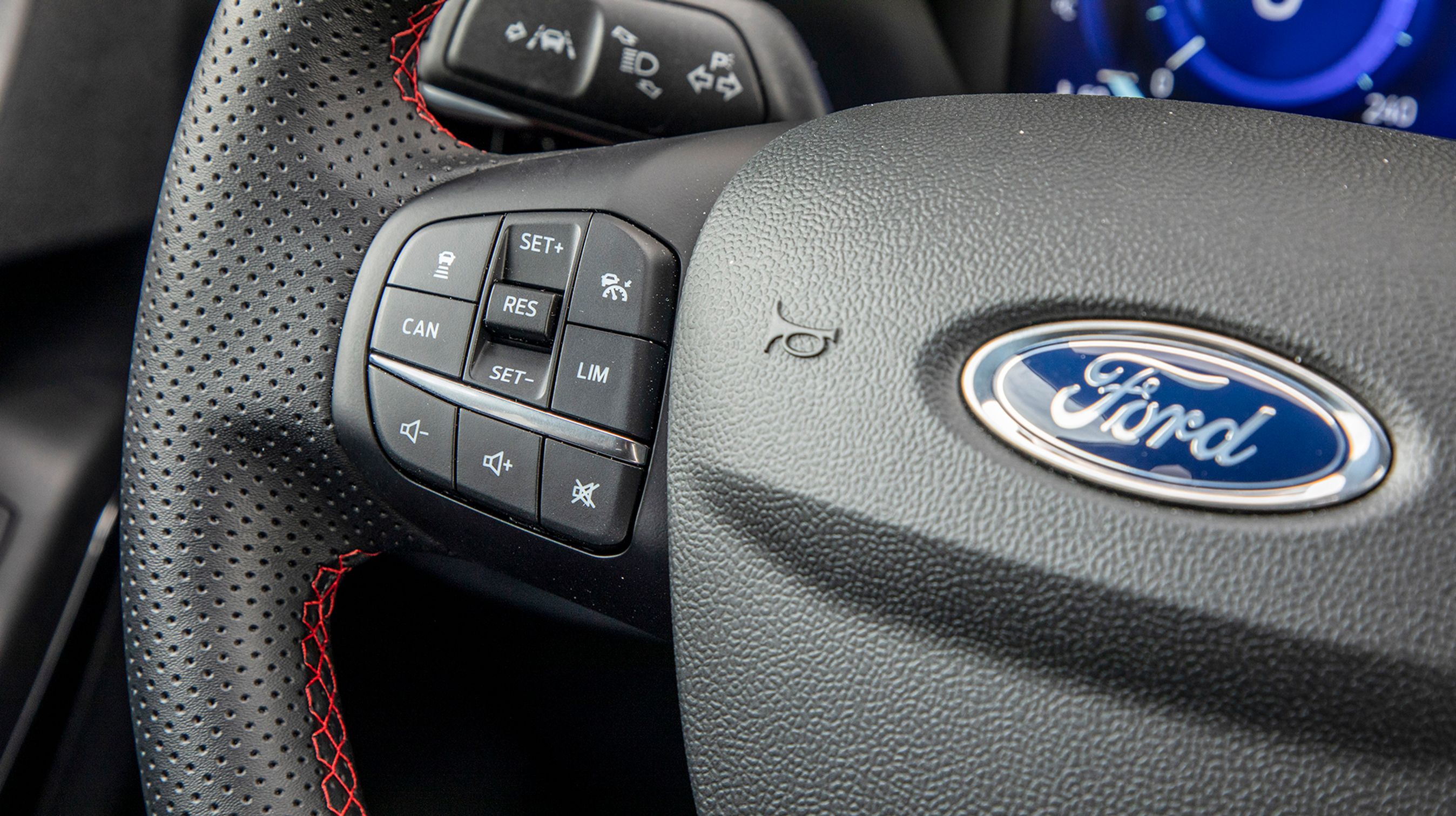 Tilkøber man assistentpakken, får man bl.a. en velfungerende adaptiv fartpilot, der styres fra rattet.