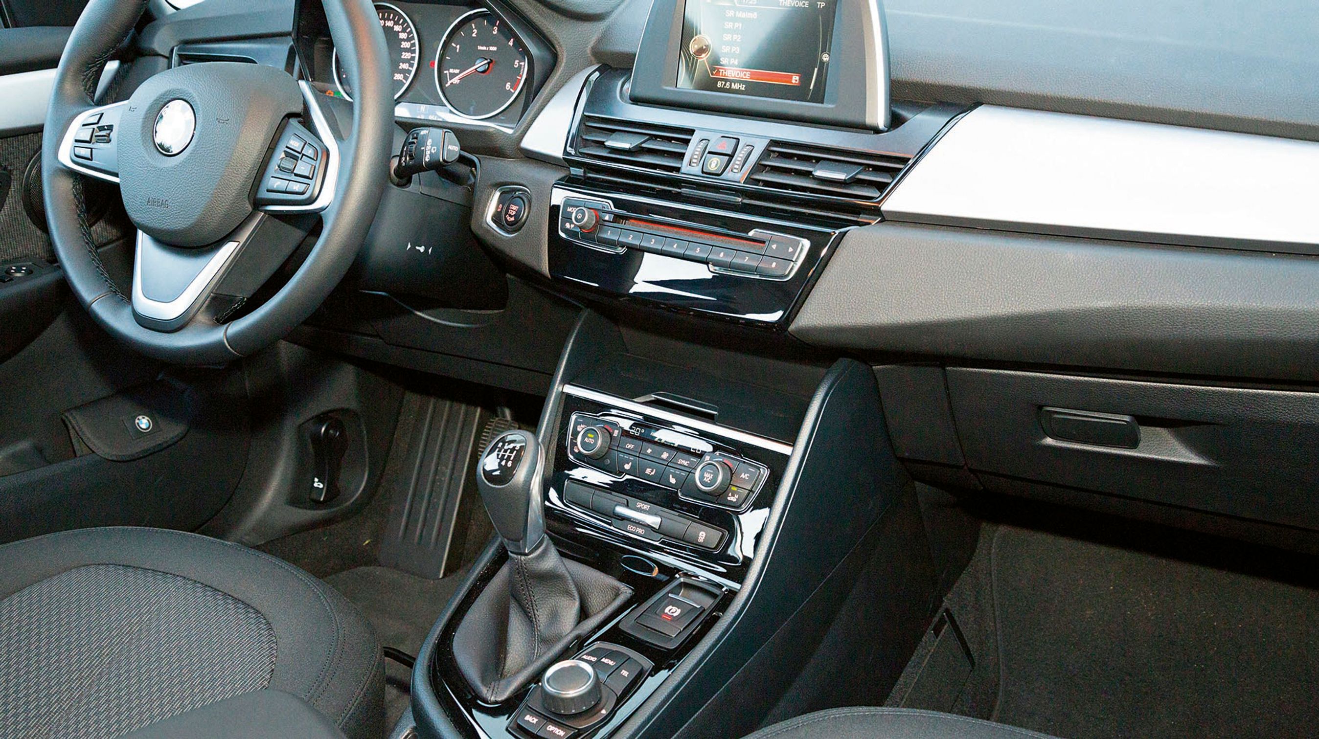 Opbygningen af midterkonsollen giver god fralægningsplads til ting foran gearstangen. Men det er ærgerligt, at ventilationsgrebene er placeret for langt nede.