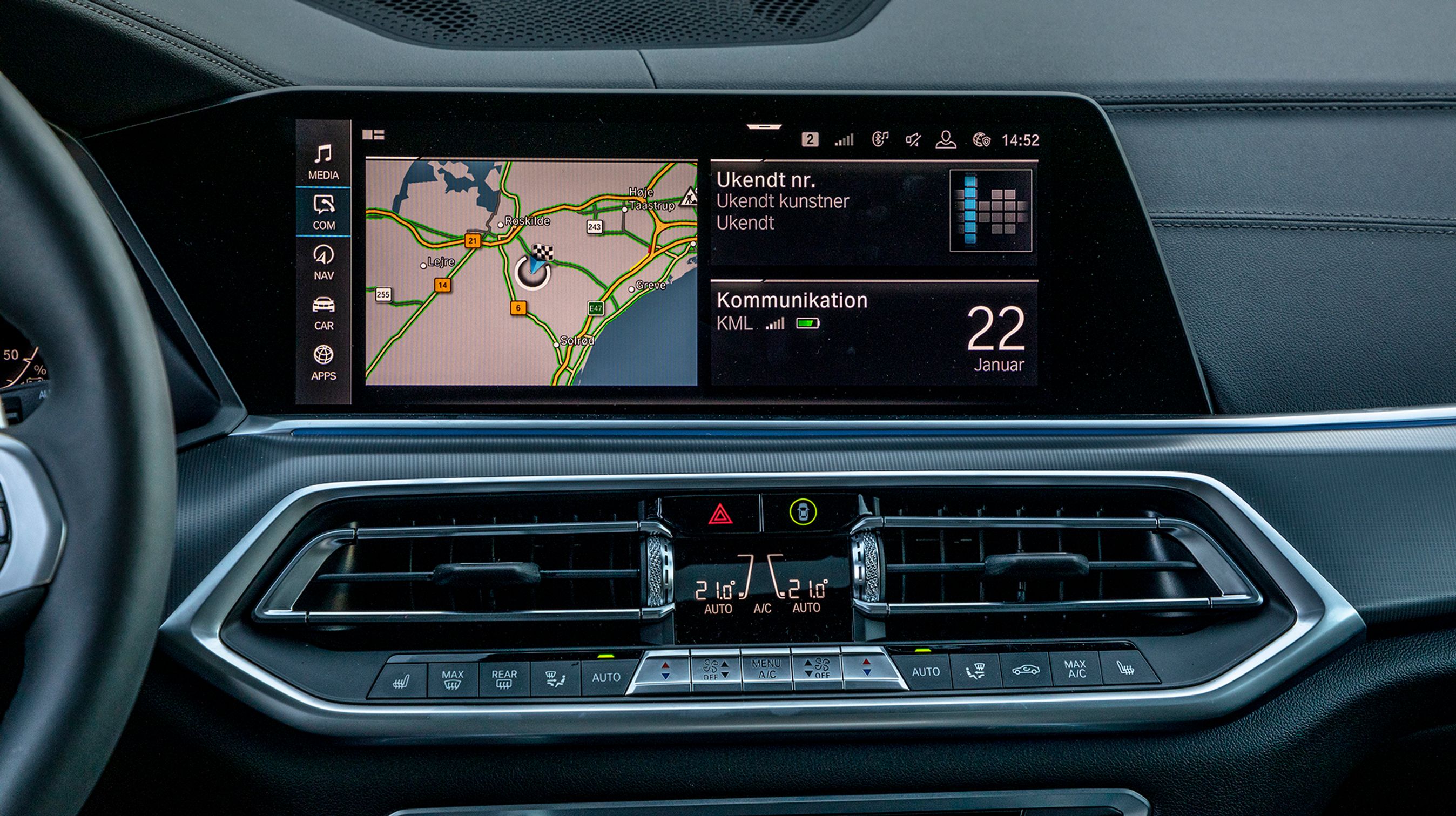 Skærmen er i flot opløsning, og den kan styres som trykskærm eller via den store drejeknap mellem forsæderne.