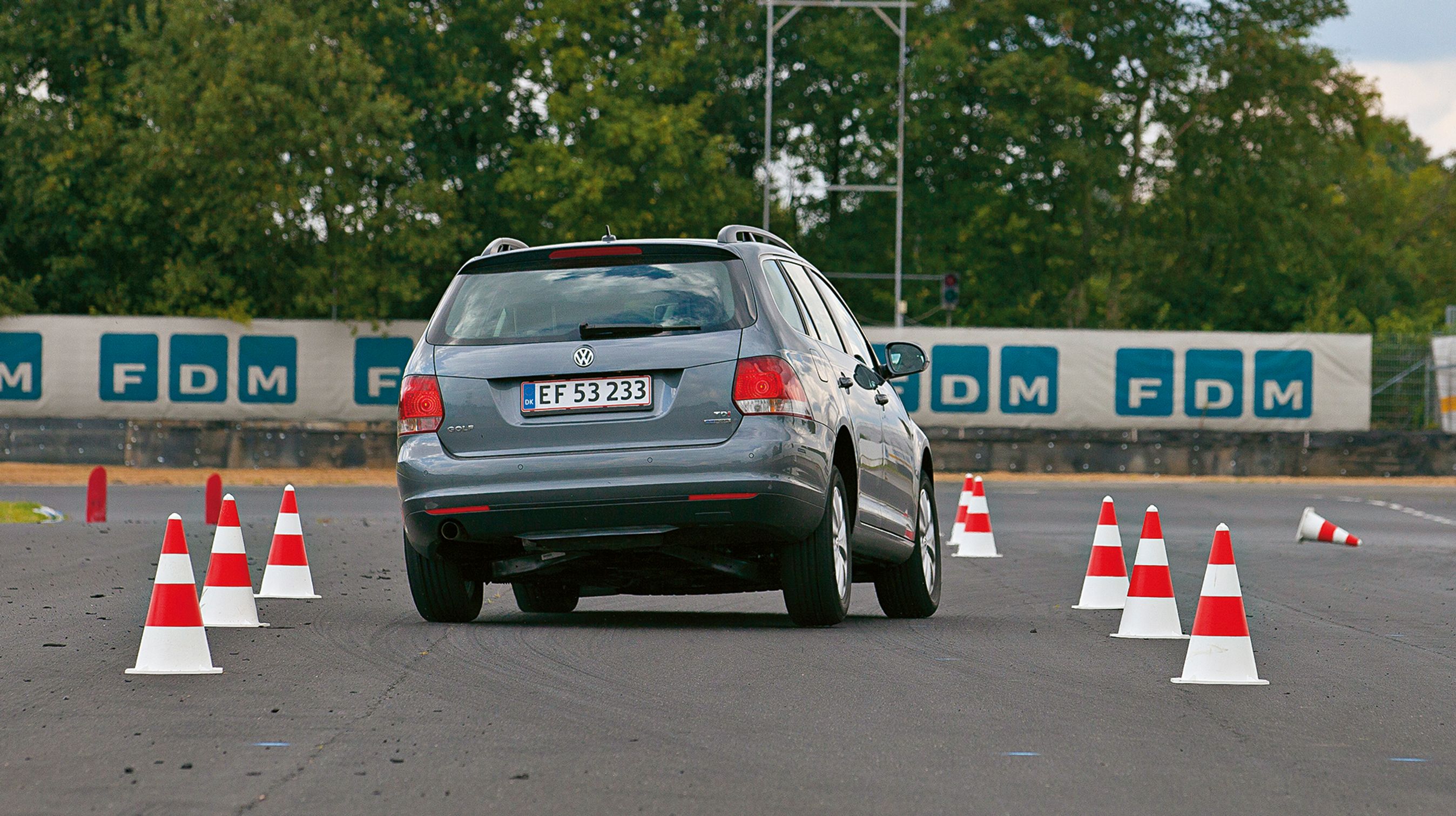 På landevejen kører Golf glimrende, men når det for alvor går stærkt – som her på FDM Jyllandsringen – udviser Golf mindre gode egenskaber. Til alt held redder ESC-systemet bilen hver gang.