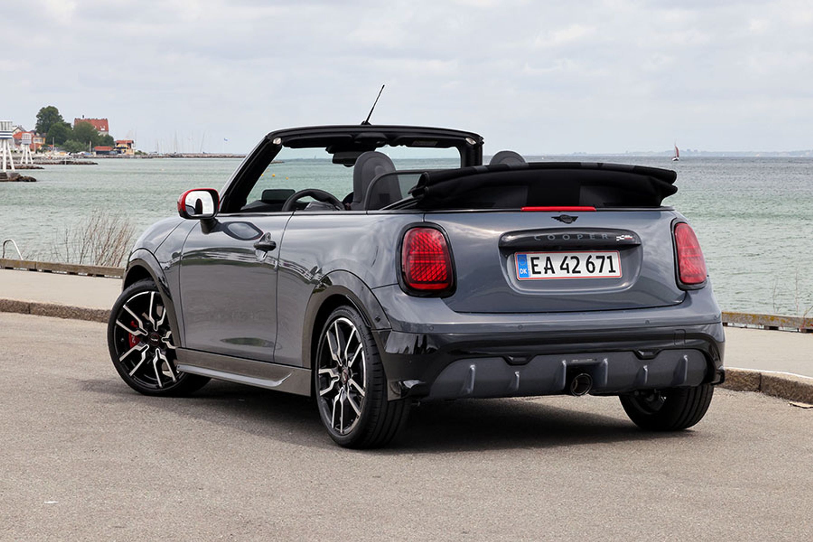 Mini Cabrio set bagfra, mens den holder ved havet