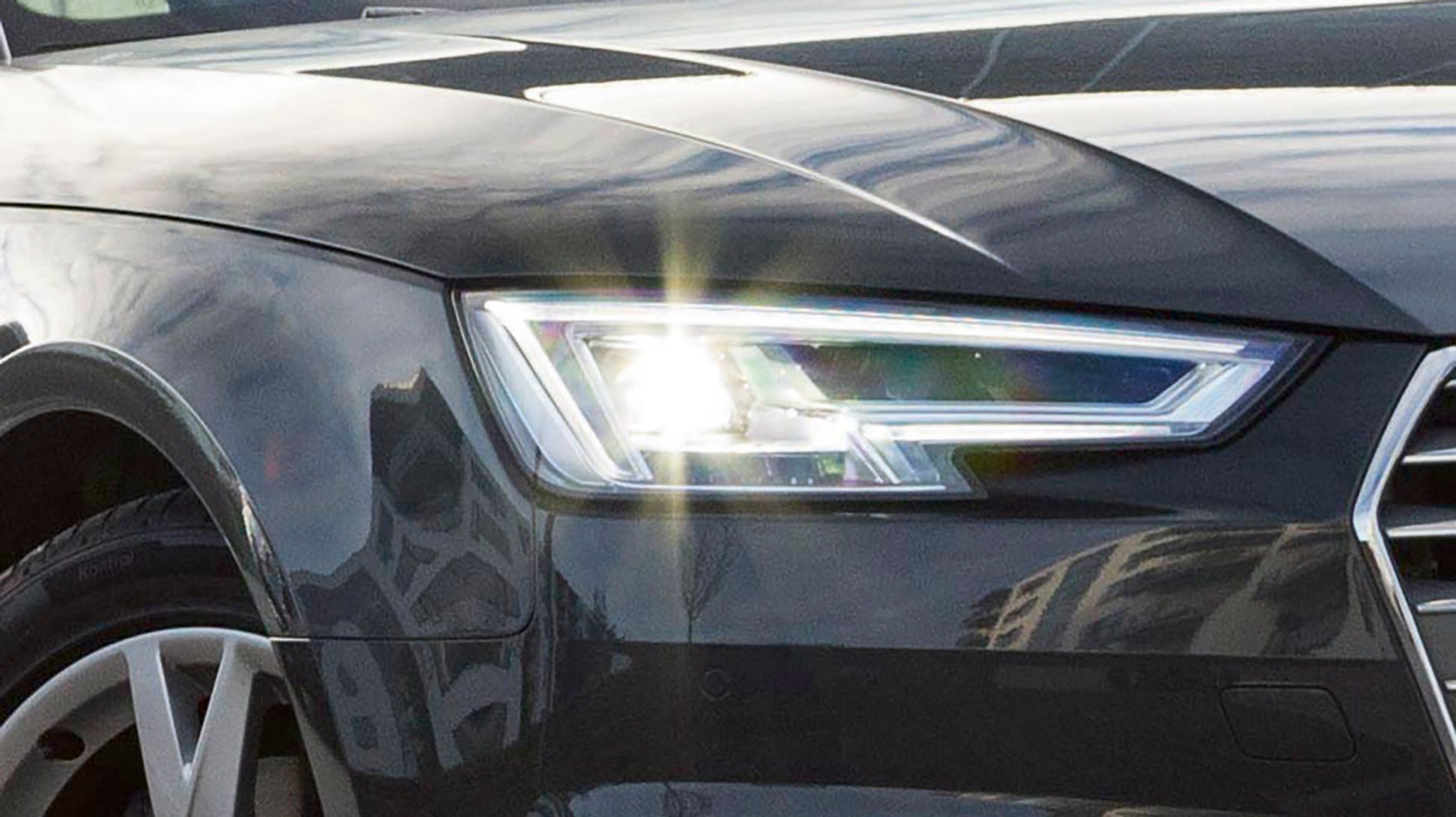 De avancerede Matrix-LED-forlygter kan tilkøbes for 41.245 kr. De tilpasser selv lyskeglen efter trafikken og forholdene, og med i prisen følger også LED-baglygter.