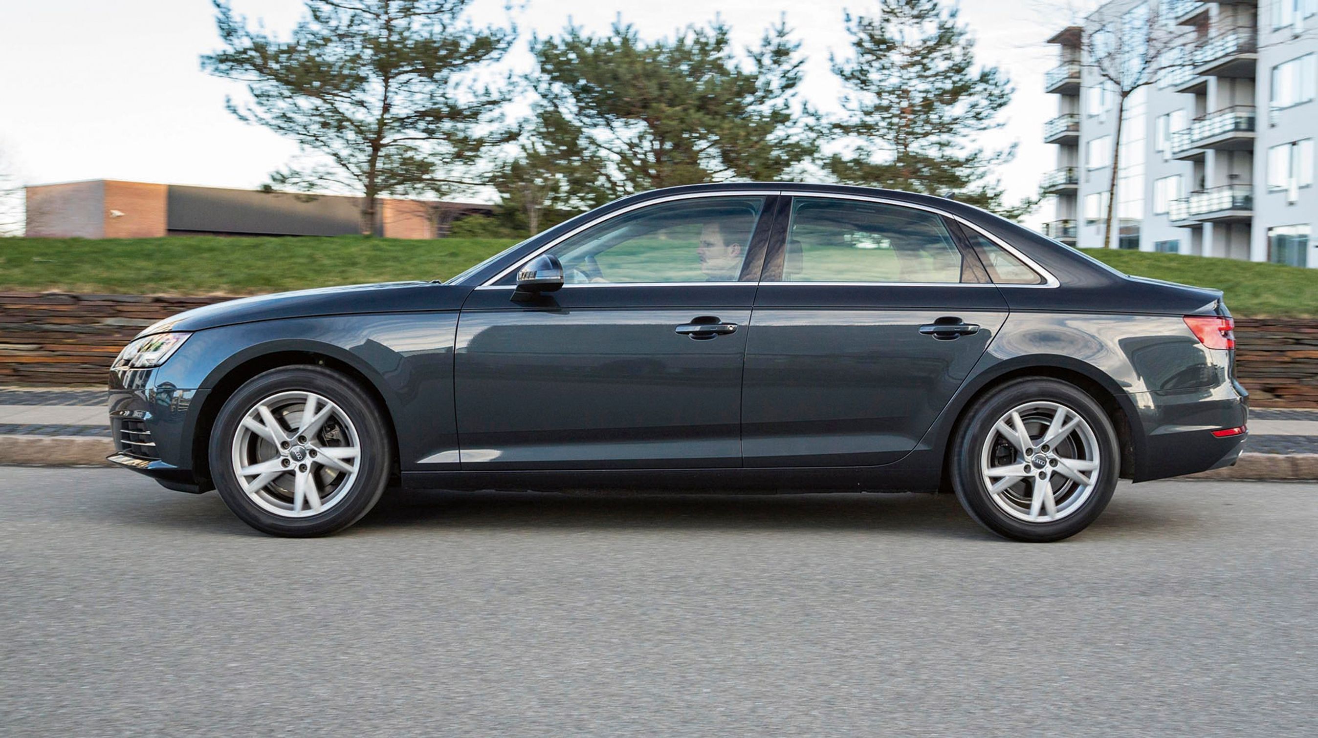 Som firedørs sedan er Audi A4 en nydelig bil. Den vandrette linje over dørgrebene løber flot rundt om hele bilen. Cw-værdien er nede på et rekordlavt niveau på bare 0,23.
