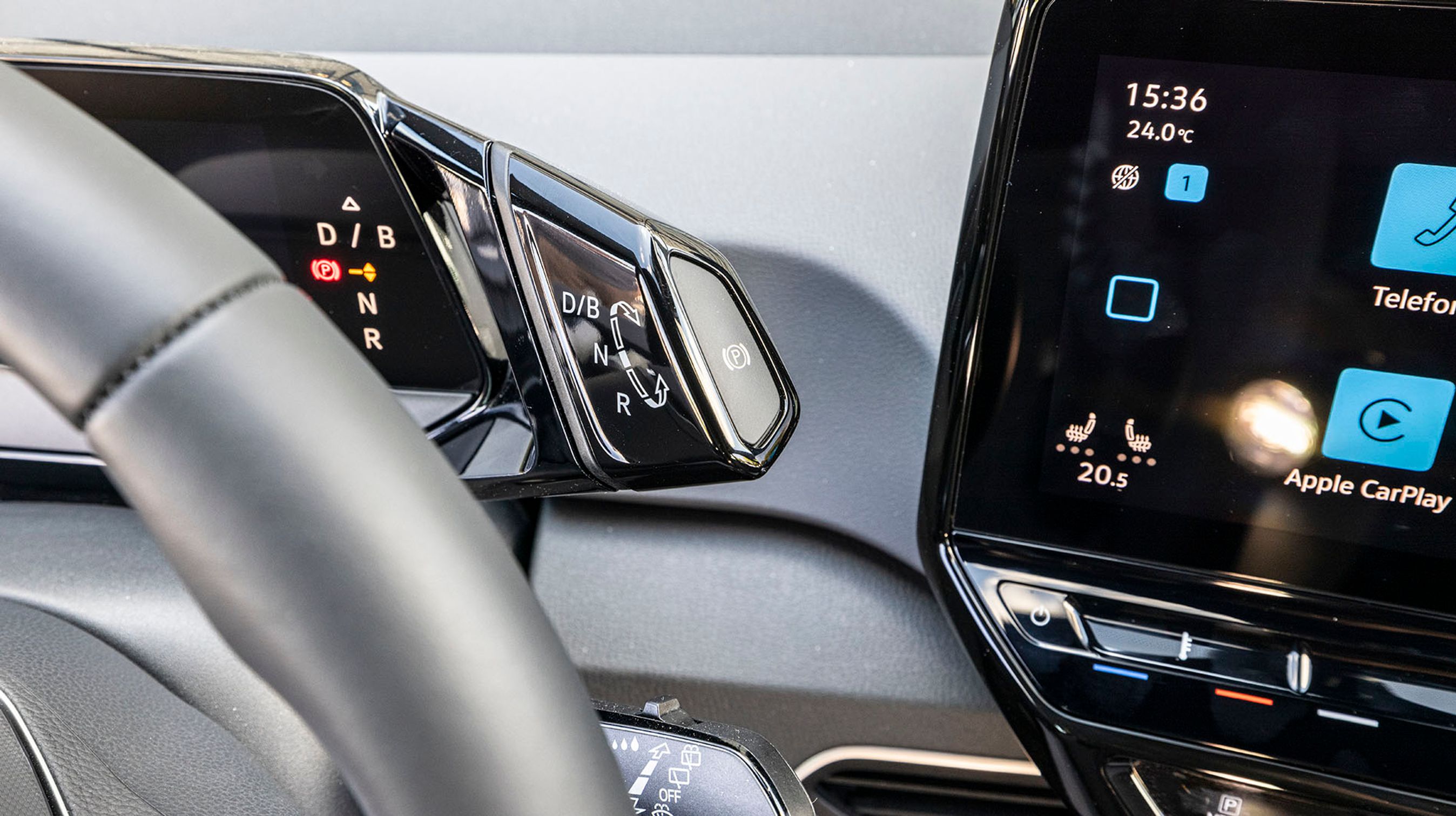 Gearvælgeren er placeret til højre for rattet og er en vrider, der er meget let at bruge, når man har prøvet den et par gange.