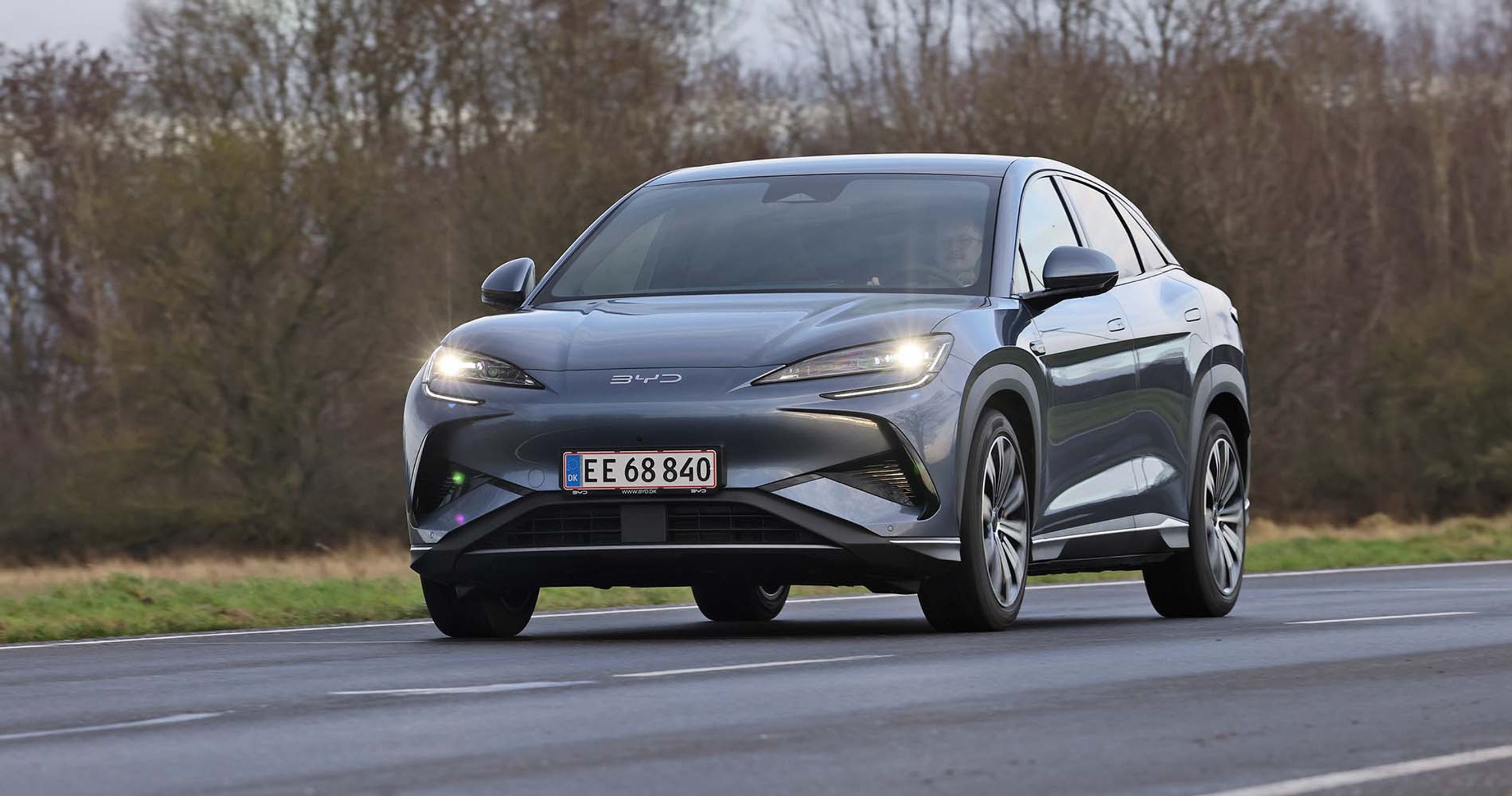 BYD Sealion 7 set forfra, mens den kører på våd landevej