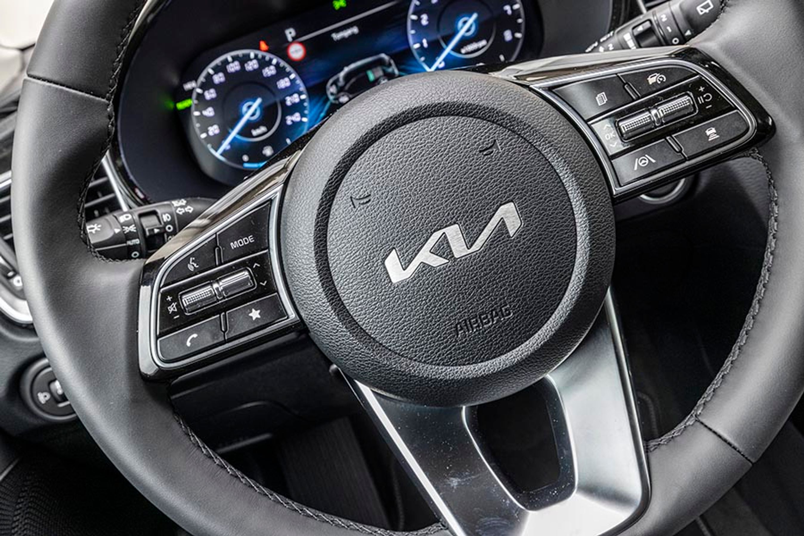 Fartpiloten er adaptiv, og du kan ændre afstanden til den forankørende ved et tryk på en knap på rattet. Du kan også vælge, om vognbanecentreringen skal være aktiveret.