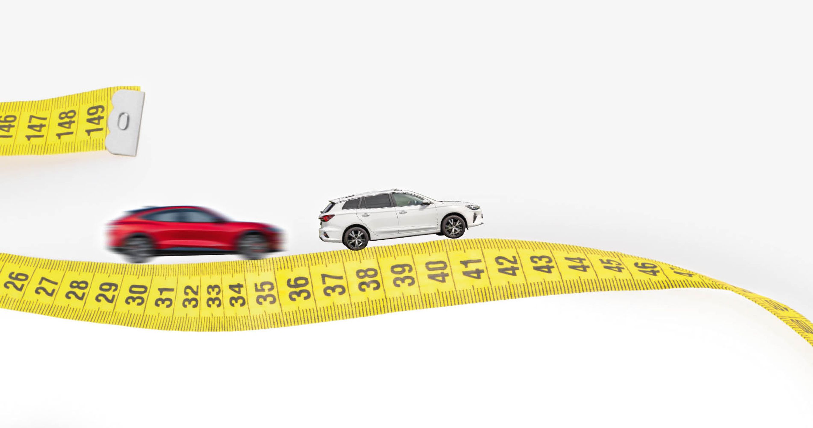 To biler kører på målebånd