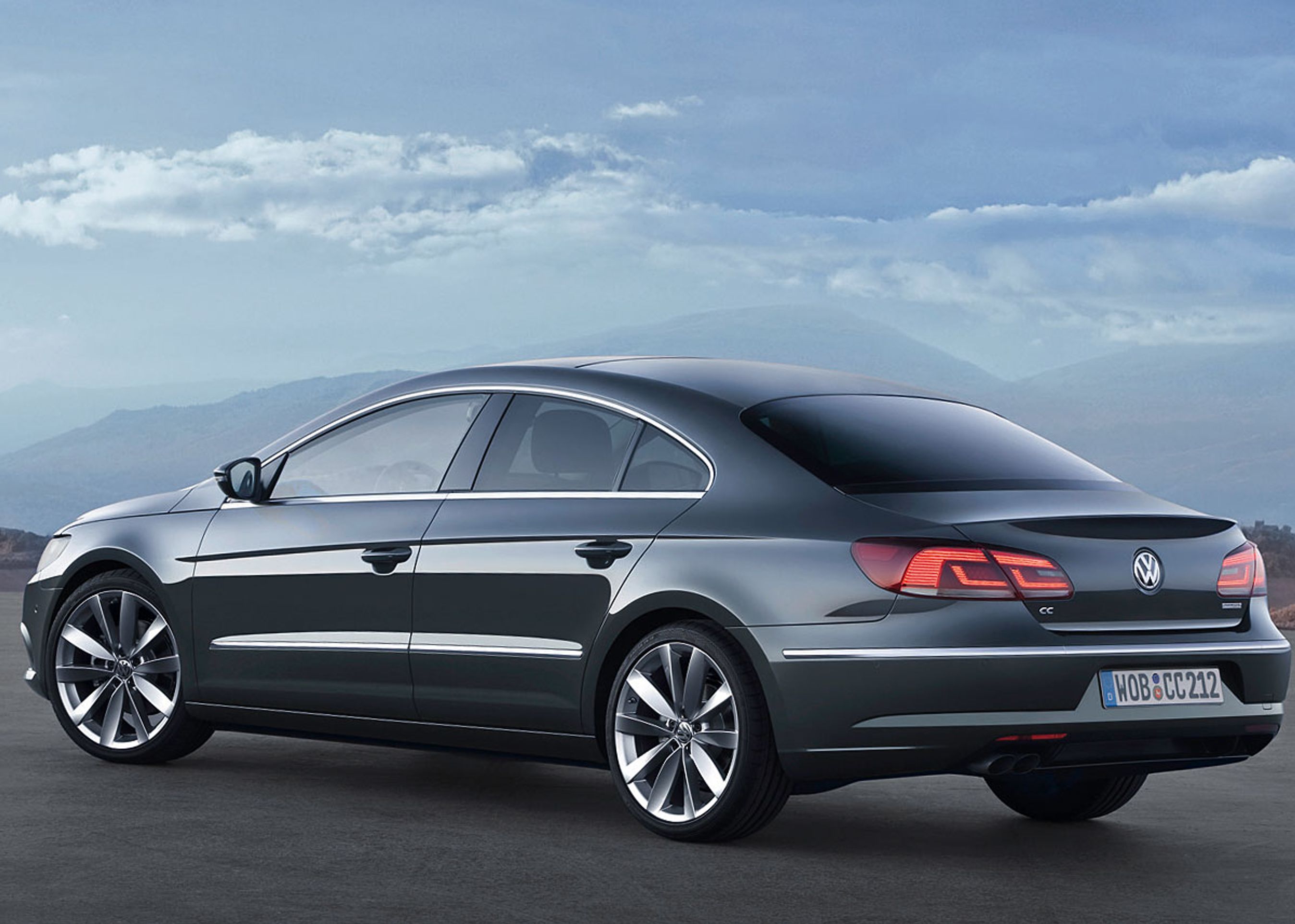 VW CC er en unik bil i klassen - firedørs sedan med klare coupétræk. Inspirationen kom fra Mercedes-Benz CLS.