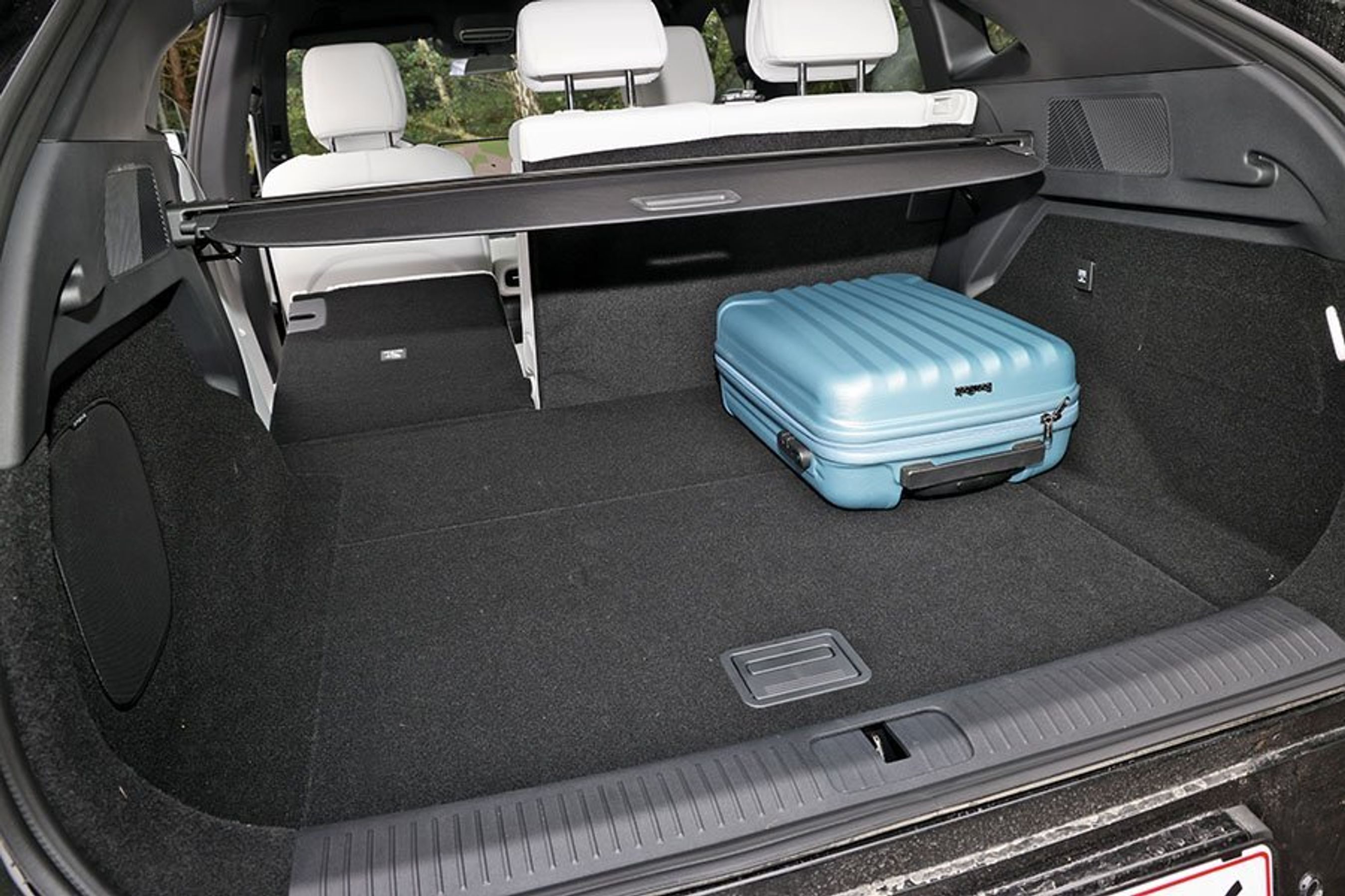 Bagagerum med blå kuffert i Xpeng G6