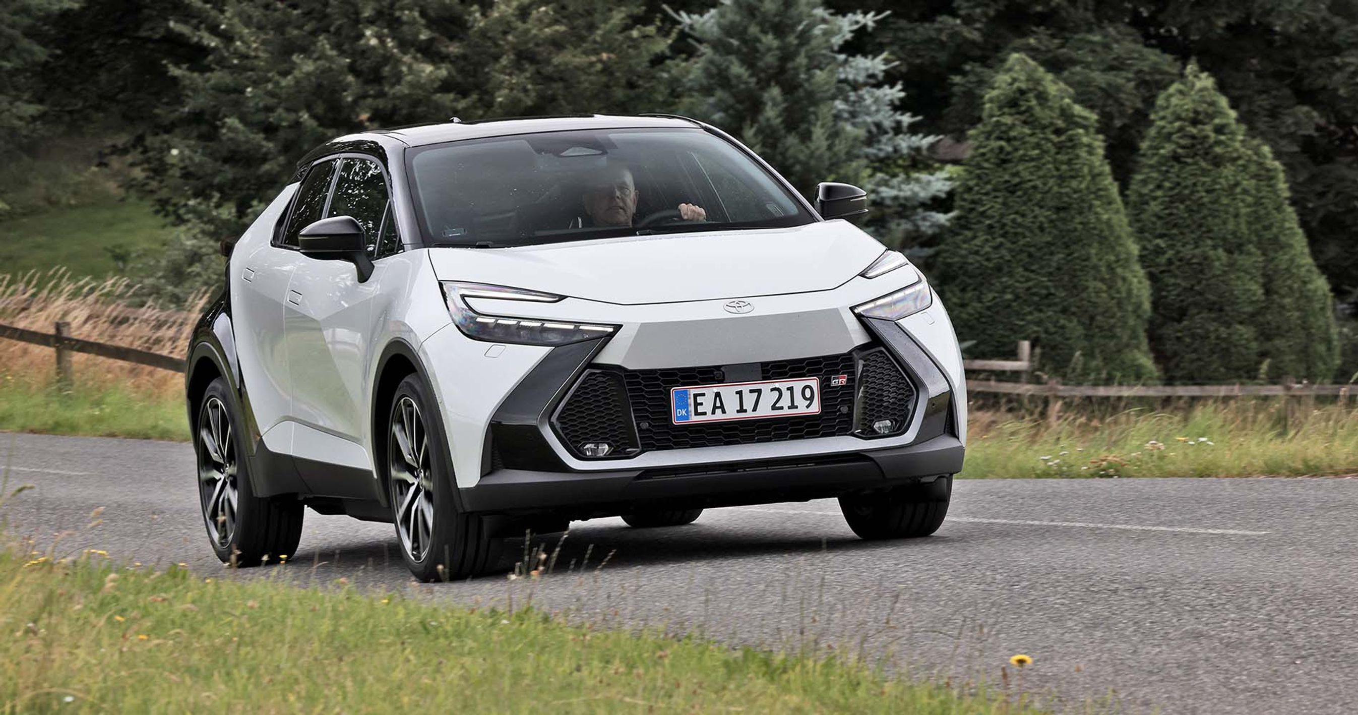 Toyota C-HR set forfra, mens den kører på en landevej