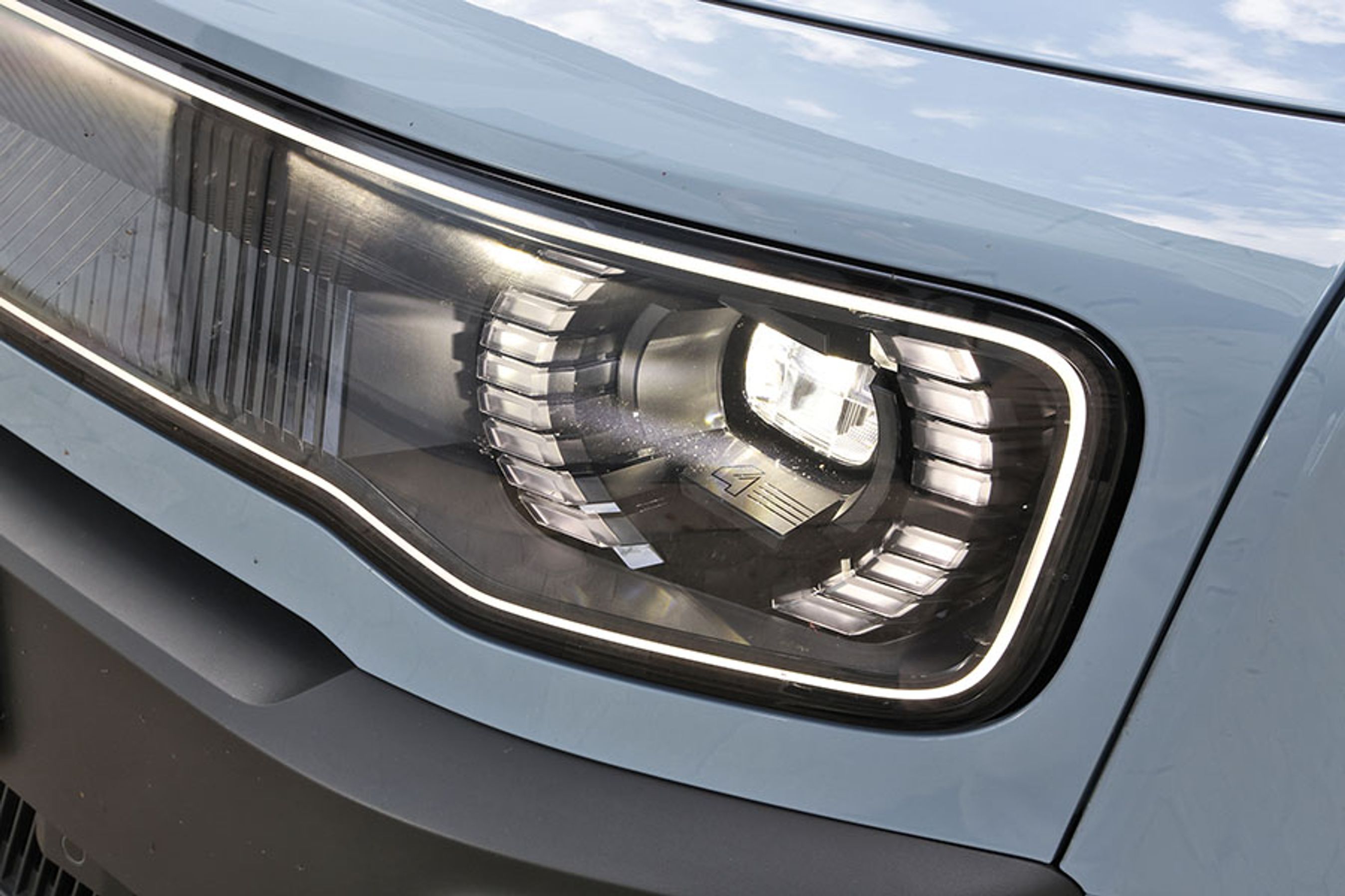 Forlygterne er af LED-typen, og de blænder selv op og ned. En lysende ramme rundt om fronten giver associationer til den klassiske udgave af Renault 4.