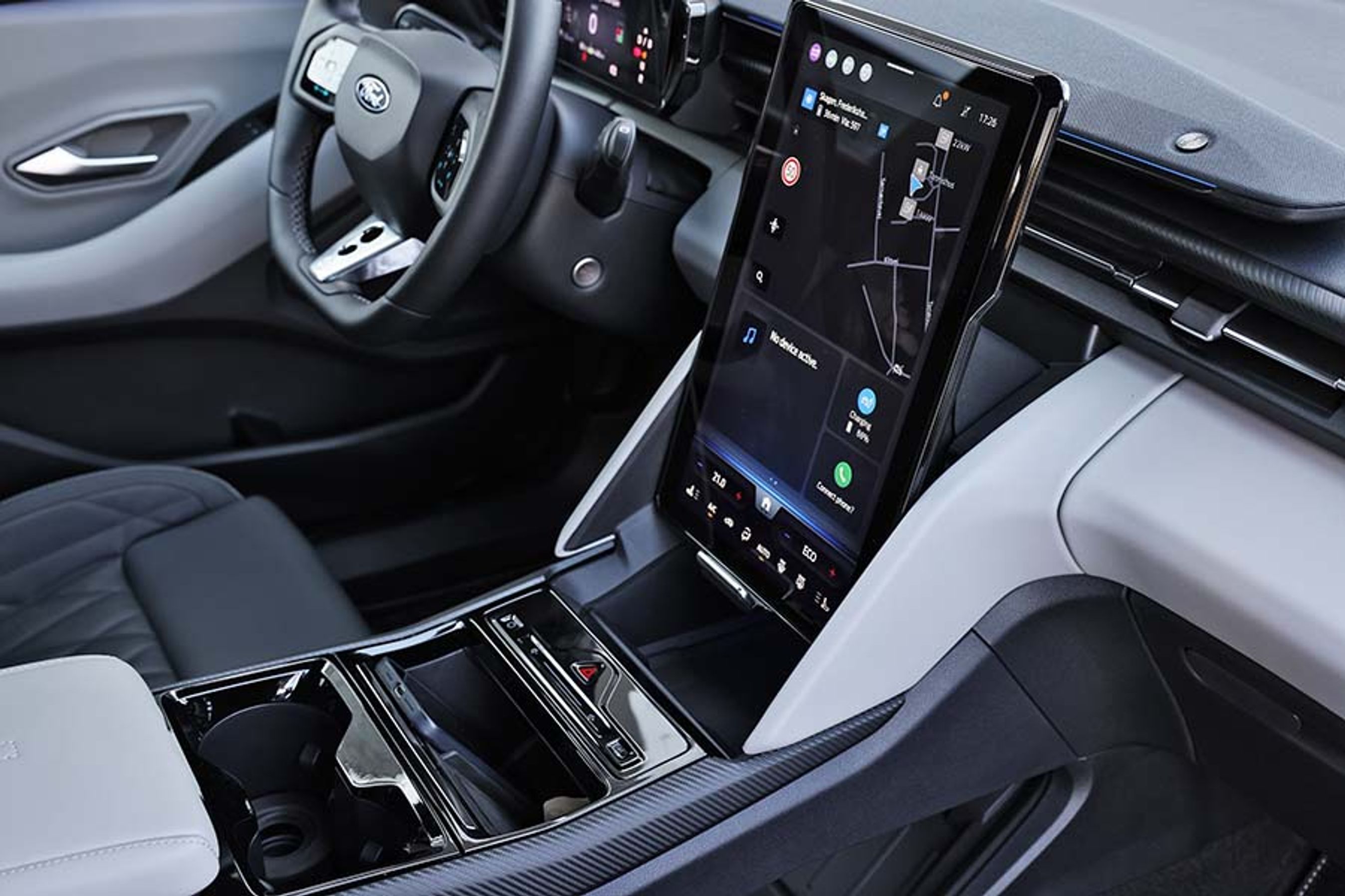 Inde bag den store skærm er der et opbevaringsrum. Vipper man skærmen frem, låses den i positionen, når man låser bilen, og opbevaringsrummet bliver dermed en værdiboks.