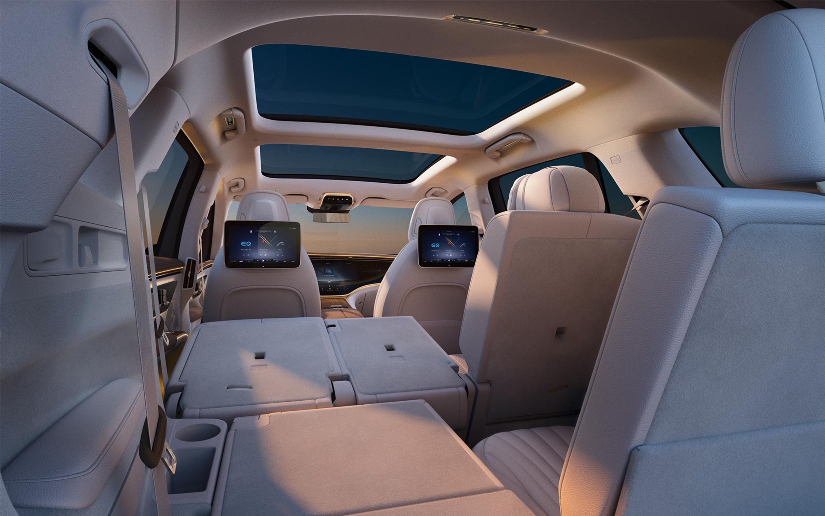 Der er pæn plads til syv ombord i elbilen.