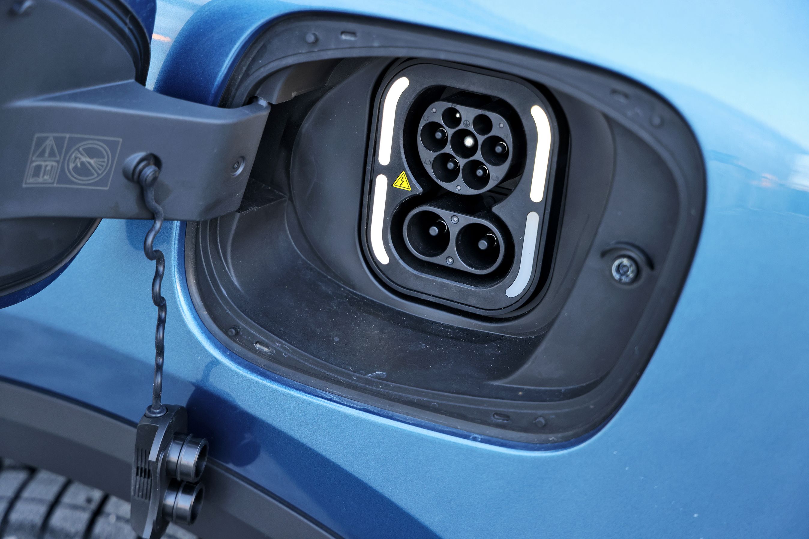 Ladestikket på en MGS6 hvor proppen til DC-delen af stikket er trukket af. 