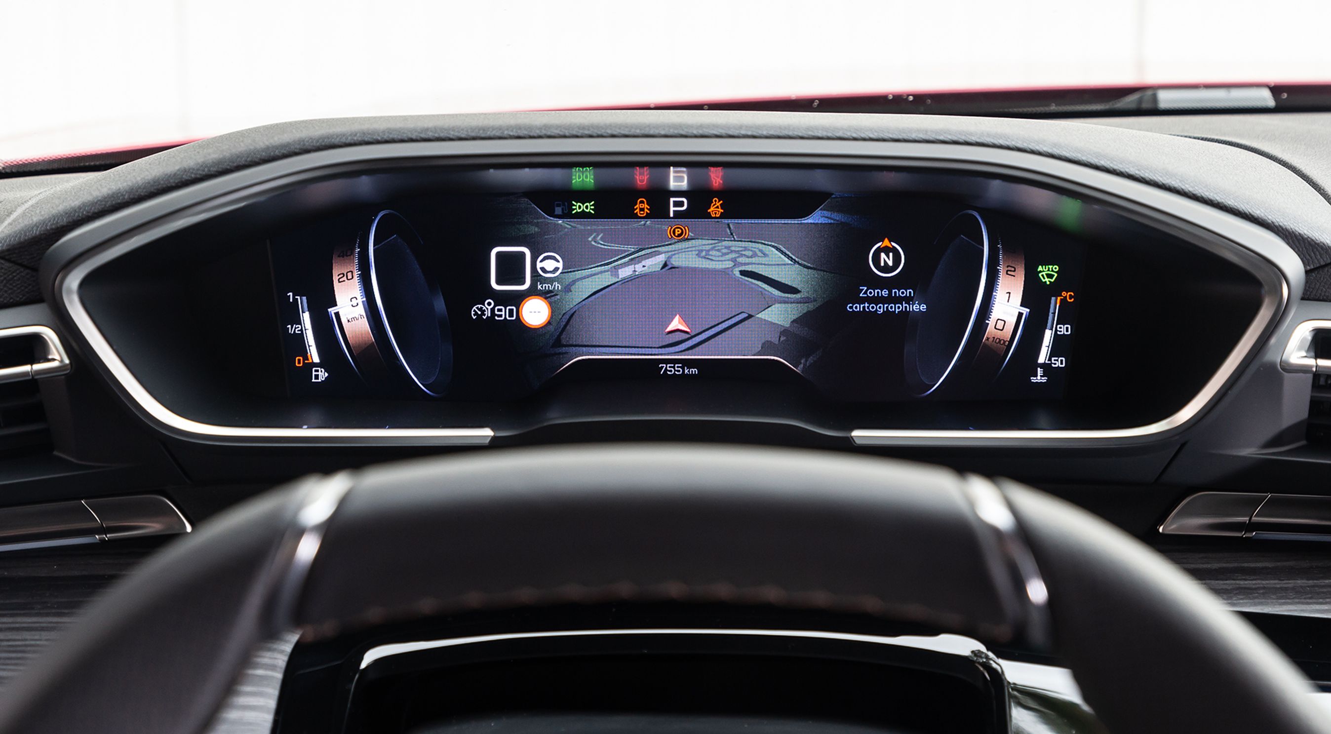 Skærmen over rattet kan indstilles til flere designs. Her er den indstillet til også at vise kortet fra navigationsanlægget, så man let kan følge med i ruten.