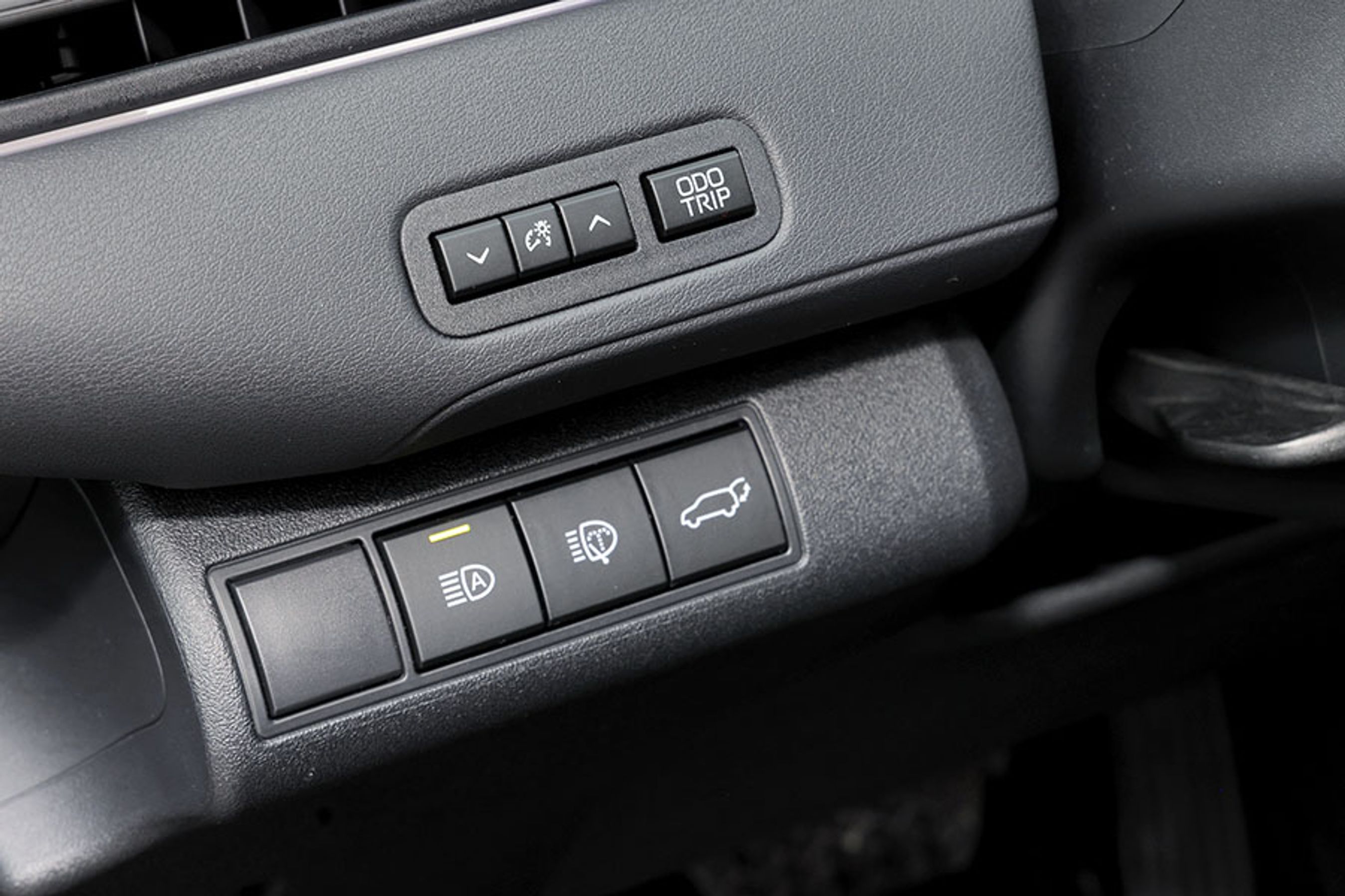 Selvom der er en stor skærm, hvorfra mange af bilens funktioner styres, så holder Toyota stadig fast i, at der skal være knapper til nogle funktioner. Som styring af automatisk langt lys, el-bagklap og hvor meget lys der skal være i instrumenterne. Tripcomputeren har også fået sin egen knap.