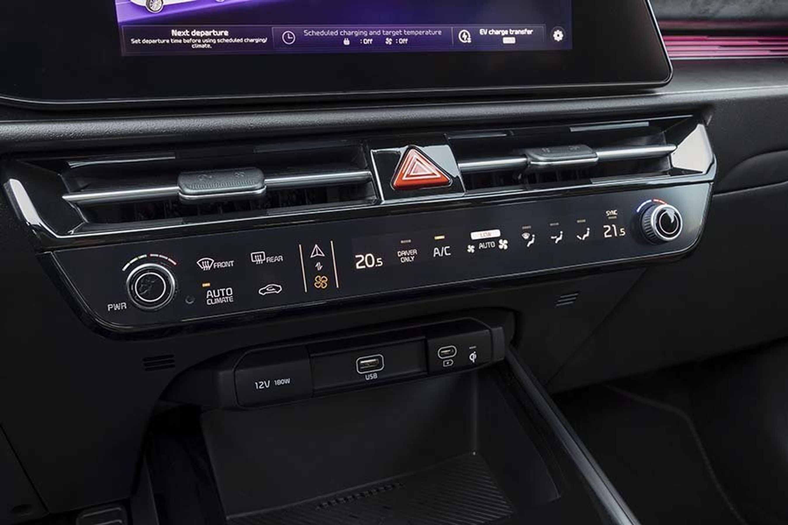 Det store touch-panel kan skiftevis styre klima og infotainment/navigation. Fungerer rigtig fint.