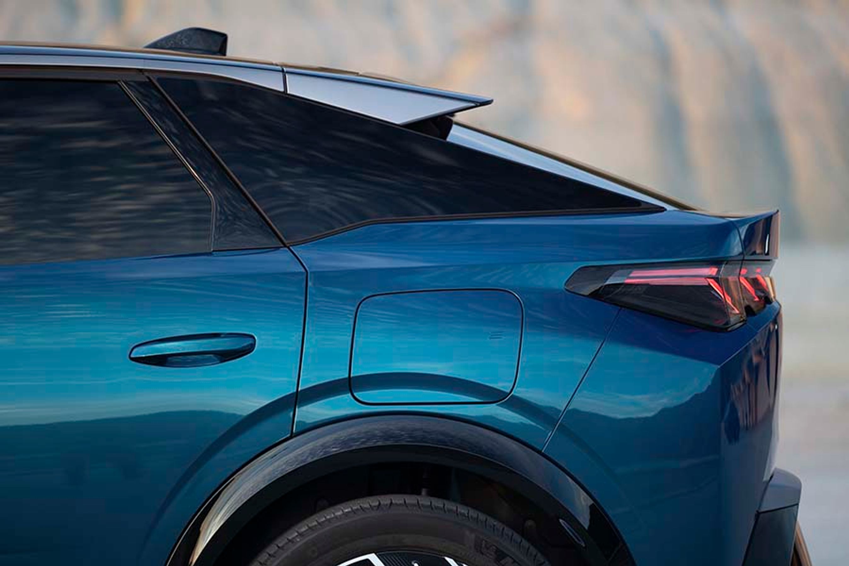 Ladelugen er placeret ved venstre baghjul, og bilen kan oplades med 11 kW hjemme (3 faser) og med op til 160 kW fra en DC-lynlader. Dermed tager det 30 minutter at lade fra 20 til 80 procent.