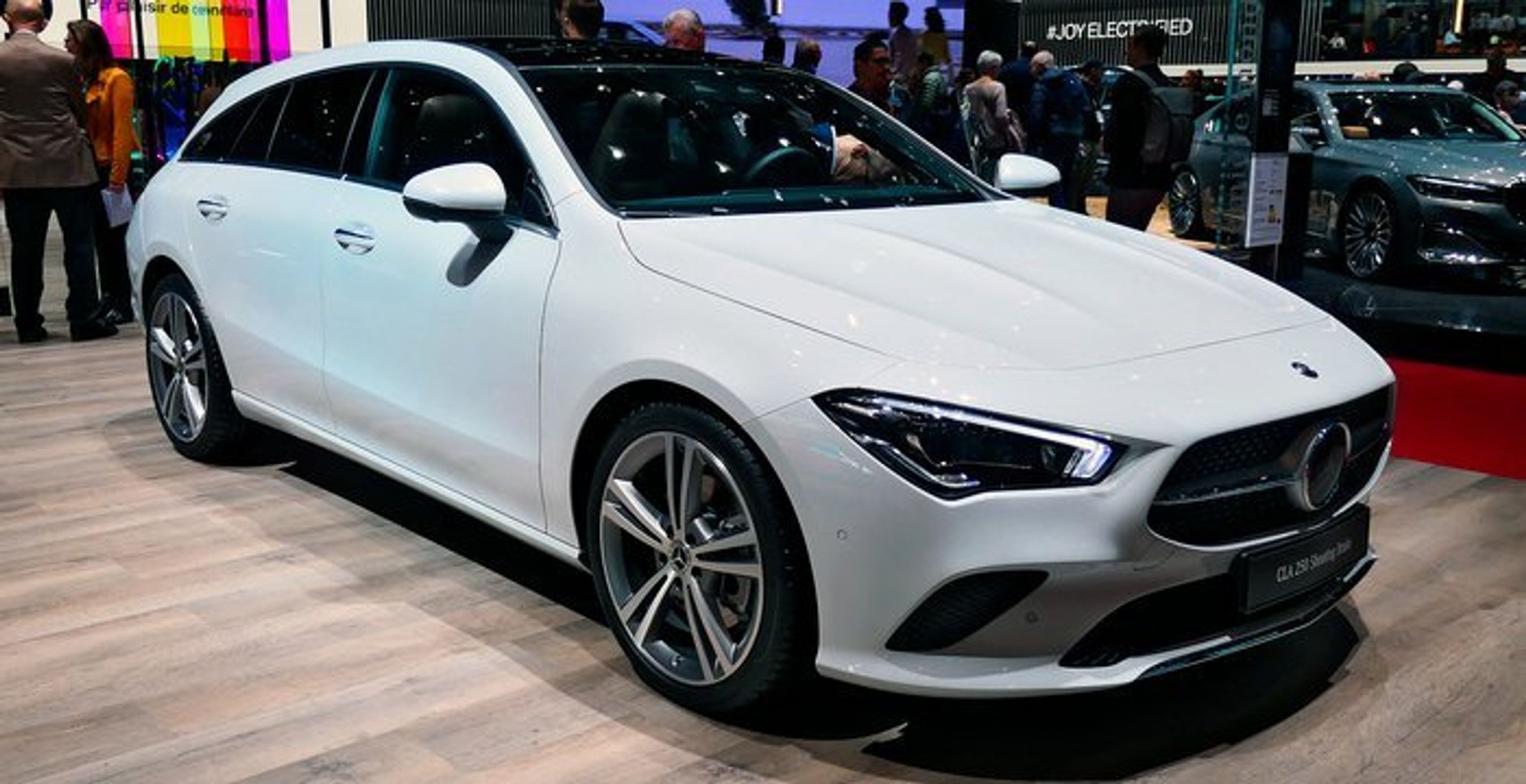 CLA Shooting Brake har en anden front end A-klassen.