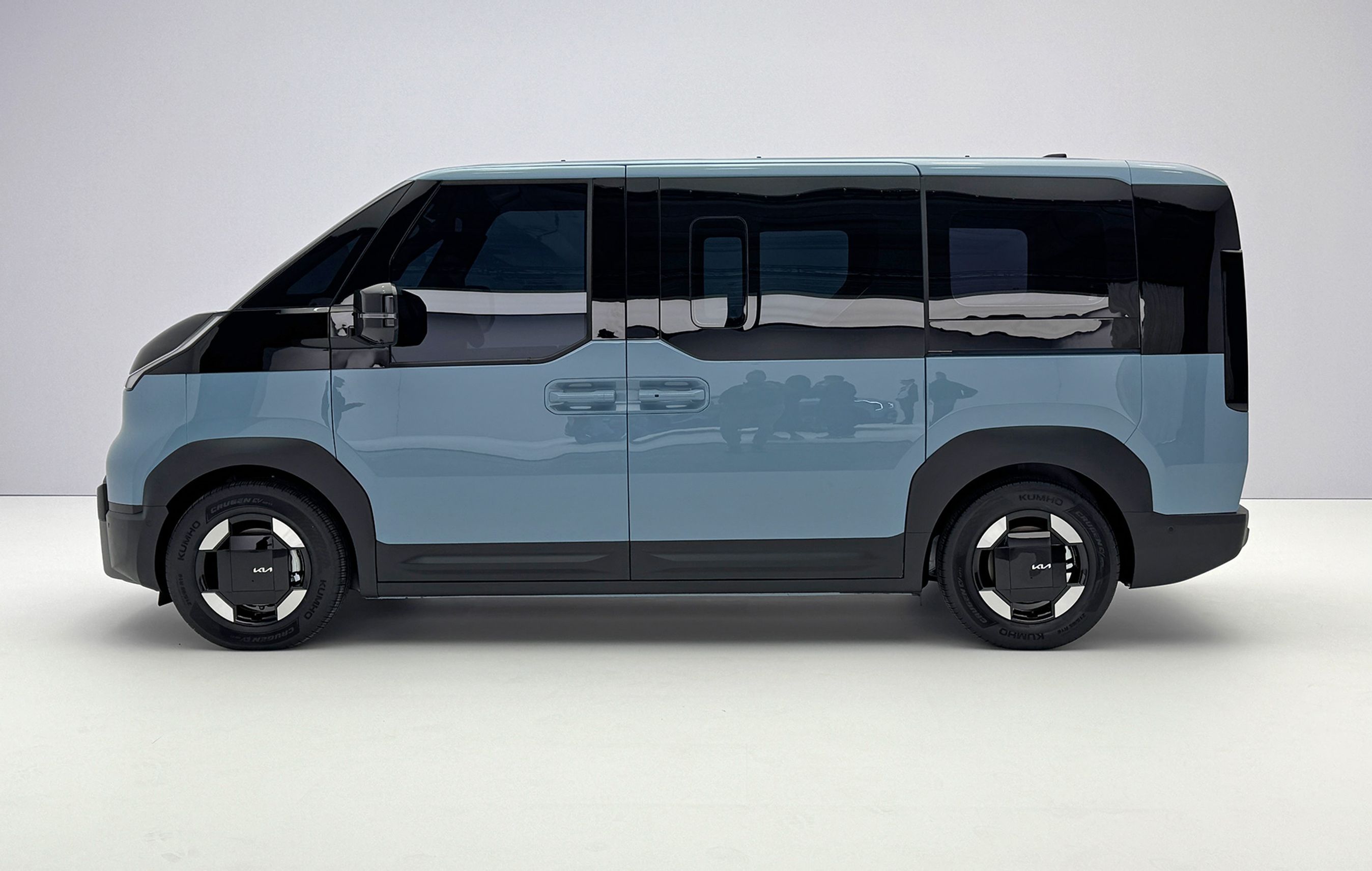 Blå Kia PV5 i profil.