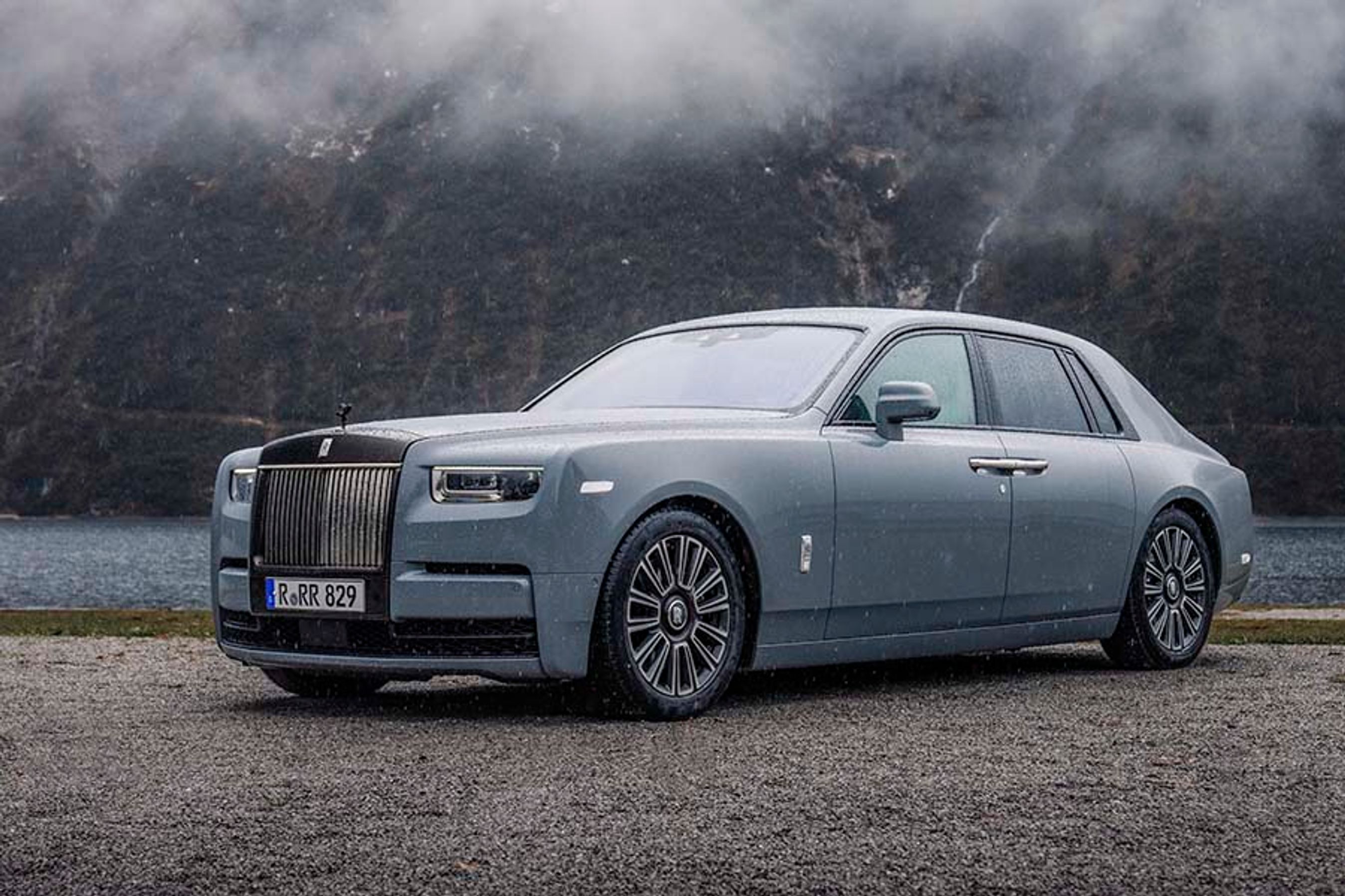 Phantom er største model fra britiske Rolls-Royce og fremstår her i den særlige udgave „The Founder“ i den nye Black Badge-udgave med bl.a. sort kølerfigur og sorte vinduesrammer.