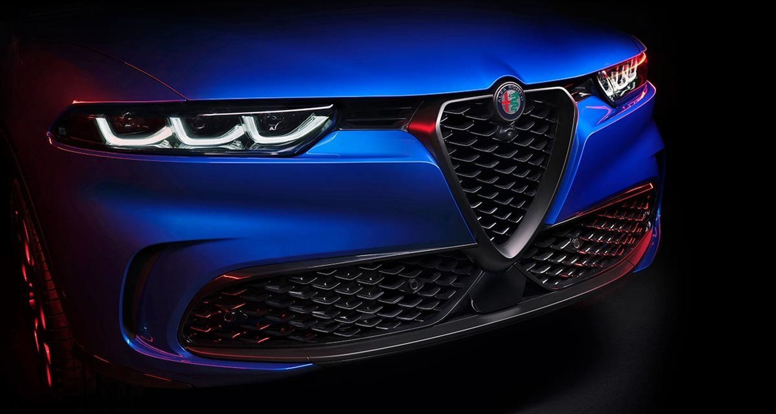 Grill'en er i den kendte grundfacon fra Alfa Romeo. Både for- og baglygter får de karakteristiske 3+3 Alfa Romeo-lygter.