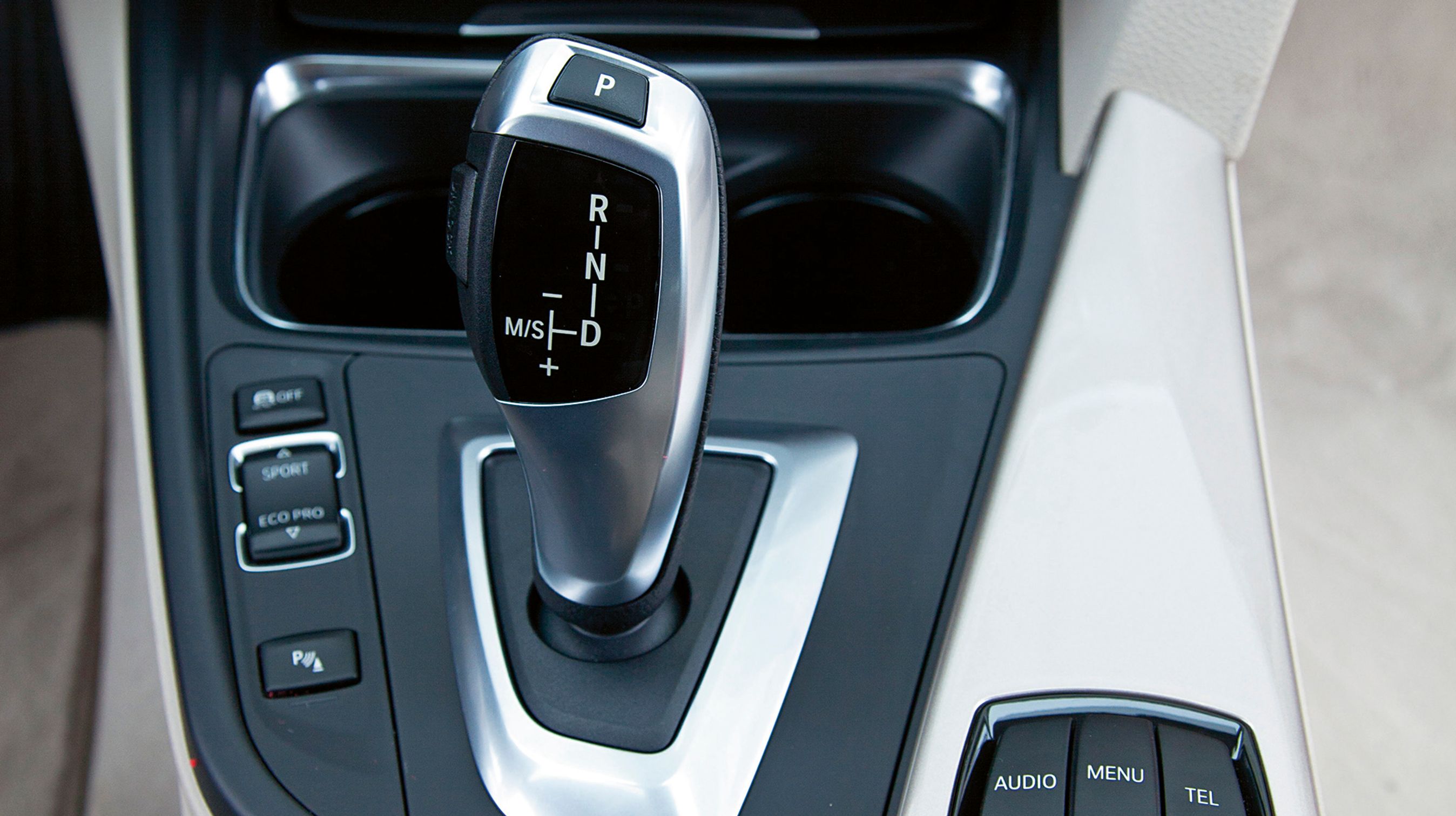 Alle udgaver kan leveres med et ottetrins automatgear, der i den grad er med til at løfte køreoplevelsen. Det koster 35-38.000 kr. ekstra, men kan varmt anbefales.