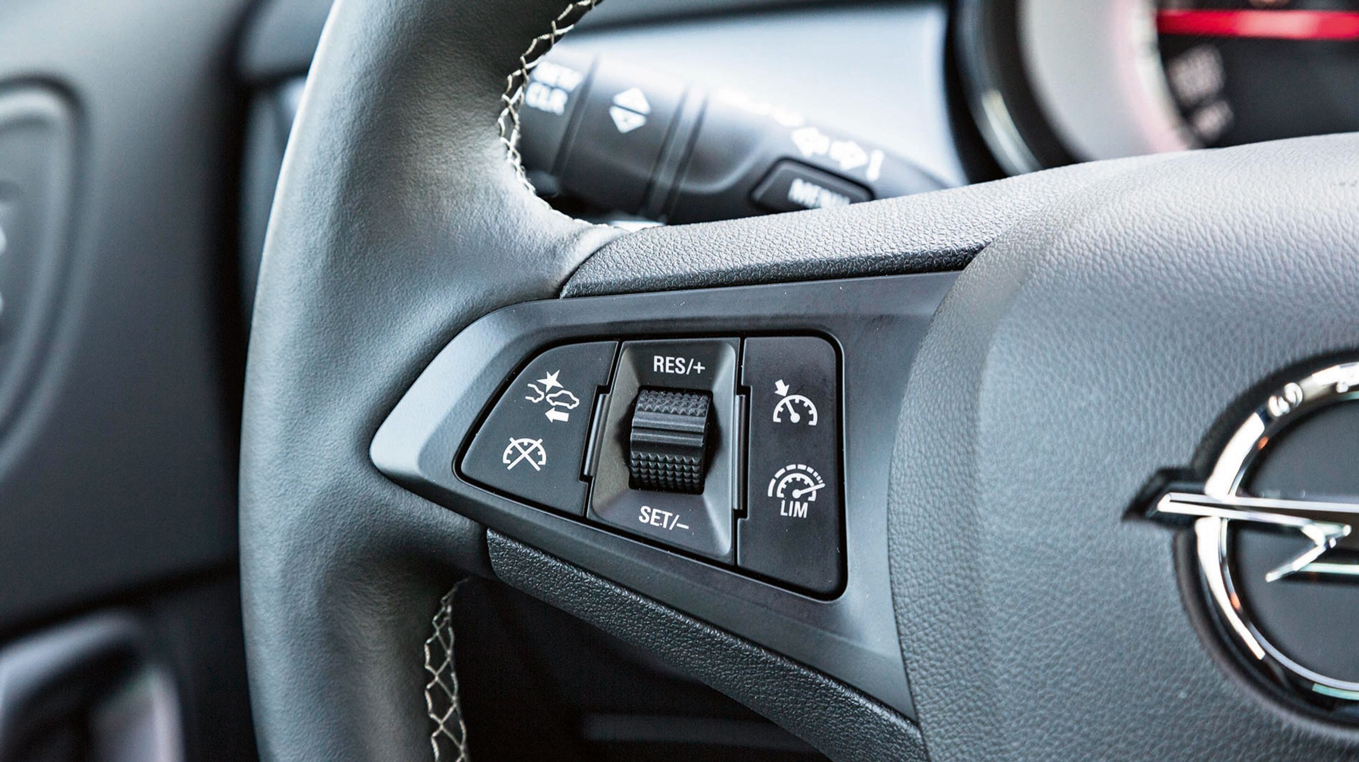 Fra rattet styres fartpilot, fartbegrænser, og hvor tæt man skal være på forankørende, før bilen advarer.