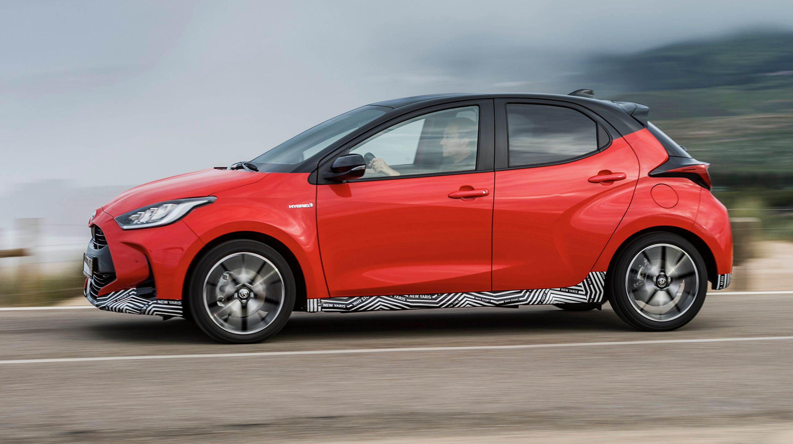 I forhold til den gamle Yaris er længden uændret, men akselafstanden er øget med fem cm, hvilket har øget pladsen i kabinen – dog mest for forsædepassagererne.