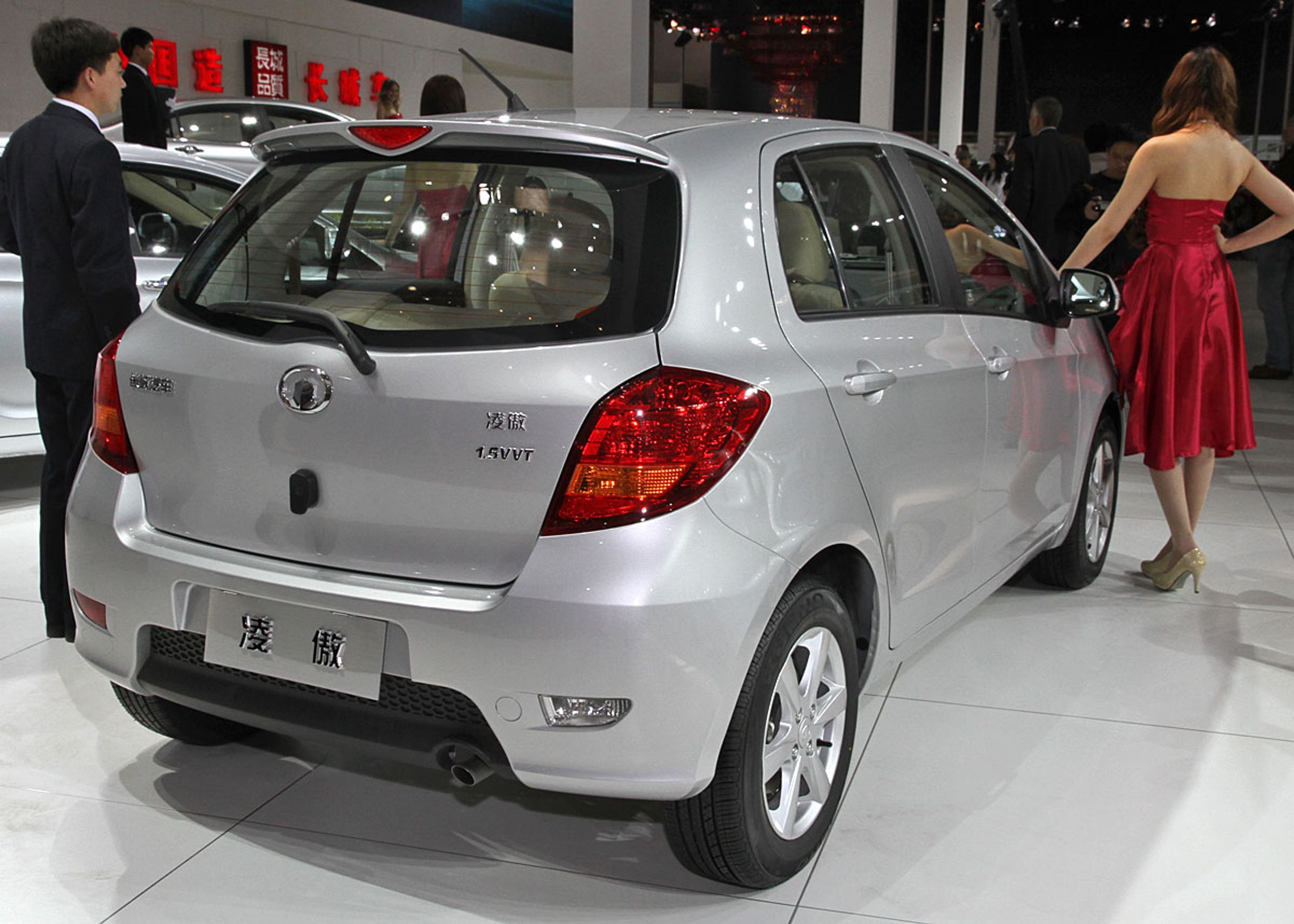 Bagfra har Voleex 20 en påfaldende lighed med Toyota Yaris.