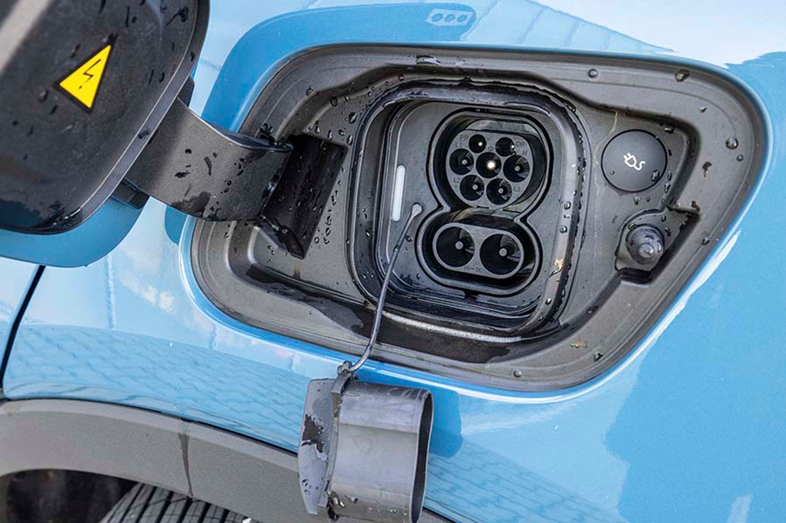 Ladestikket er placeret ved venstre baghjul, og man kan DC-lade med op til 150 kW og hjemmelade med tre faser og 11 kW. Det giver i begge tilfælde udmærket korte ladetider.