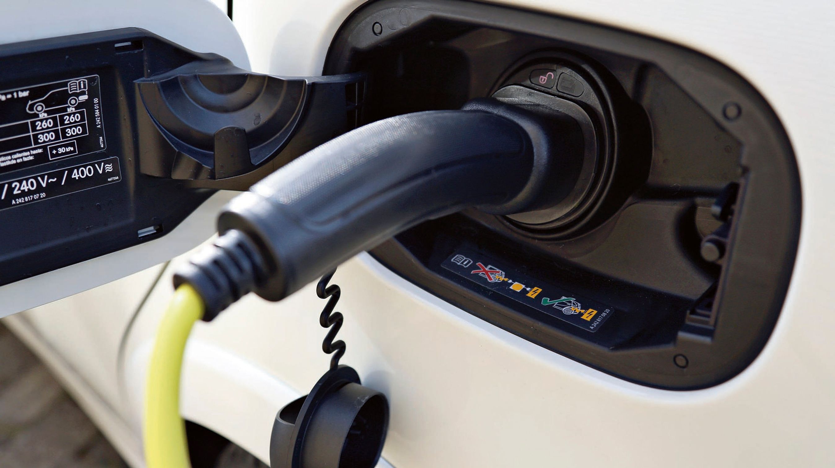 Opladningen tager mellem 2,4 og 9 timer afhængigt af lademetode. Kablet bliver låst under ladning.