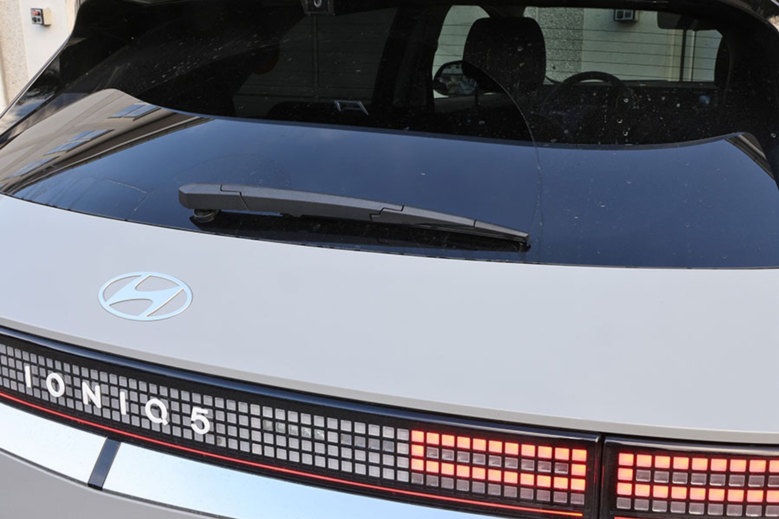 Den klart største sikkerhedsmæssige opdatering på Ioniq 5 er denne bagrudevisker. Nu kan du se noget i trafikken bagved i regnvejr! Det kan også være smart, når du starter en køretur i vinterhalvåret, hvor der er lidt dug på bagruden. 