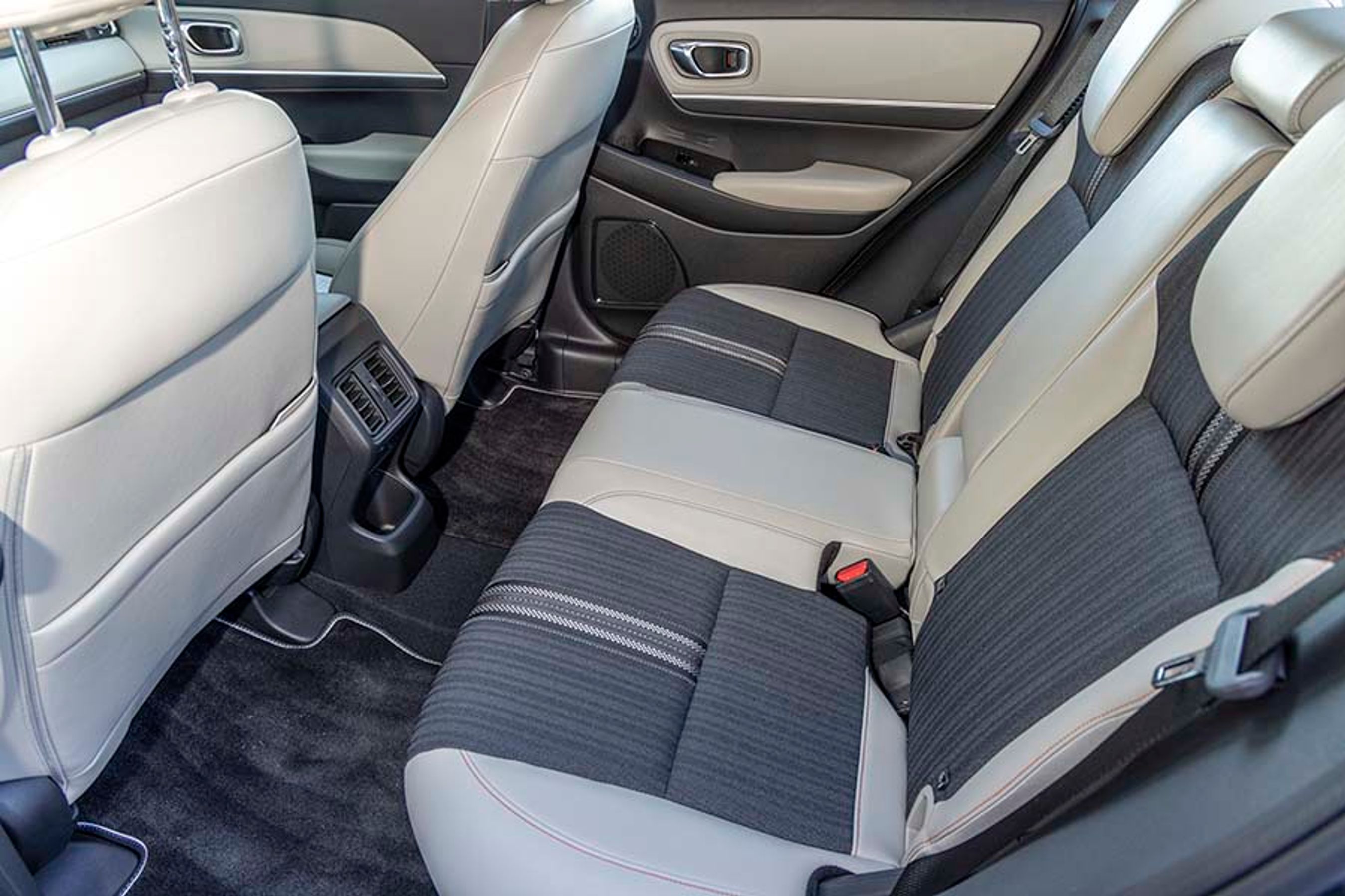 Bagsædet er af Hondas såkaldte Magic Seat-type, hvor siddefladen kan rejses til lodret stilling.