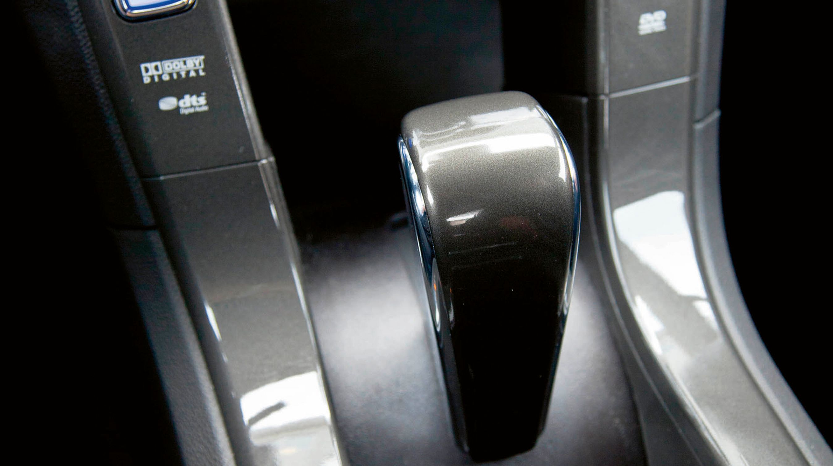 Ampera har automatgear. Det er en ret stor og lidt besværlig gearvælger.