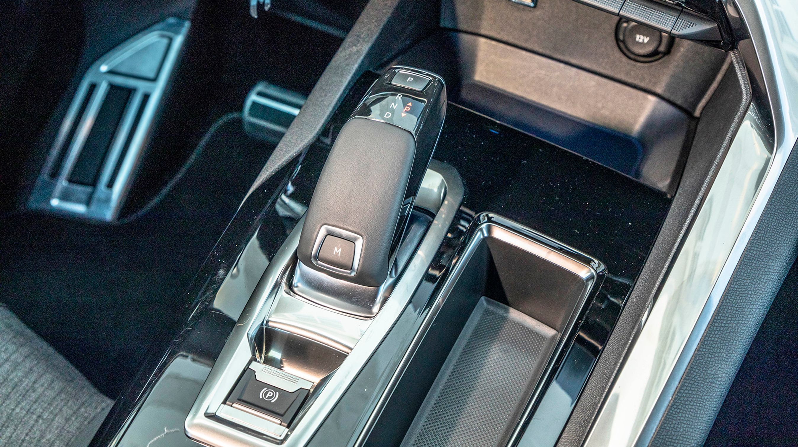 Gearstangen til automatgearet er af den elektroniske type, der selv springer i ’P’, når man slukker motoren.