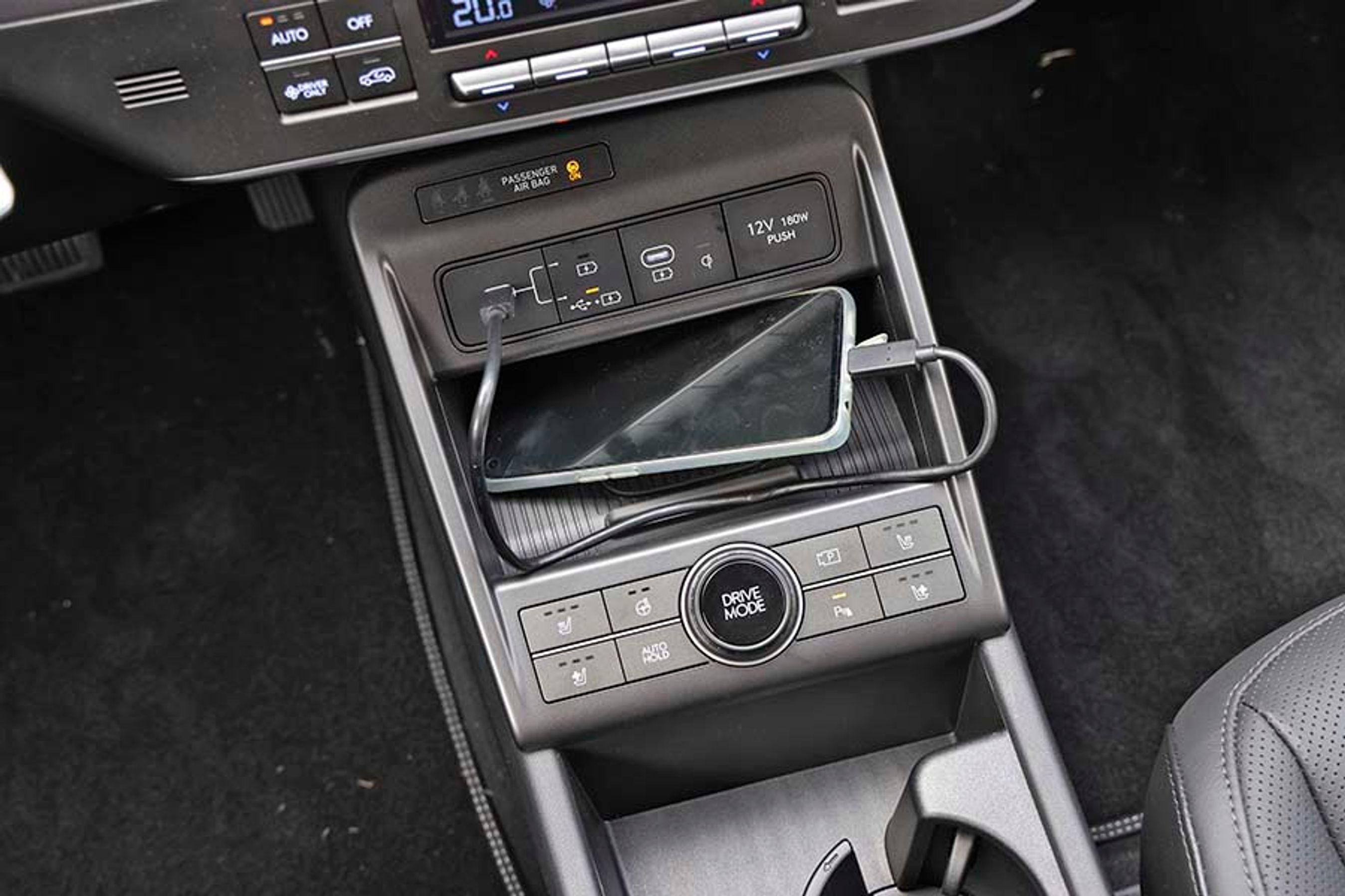 Mobilen skal i stik, for at Android Auto og Apple CarPlay virker. I den funktion lades mobilen med 20 watt, men du kan skifte til en ren opladningstilstand, hvor den kan lade med op til 60 watt. Det passer til en computer eller tablet.