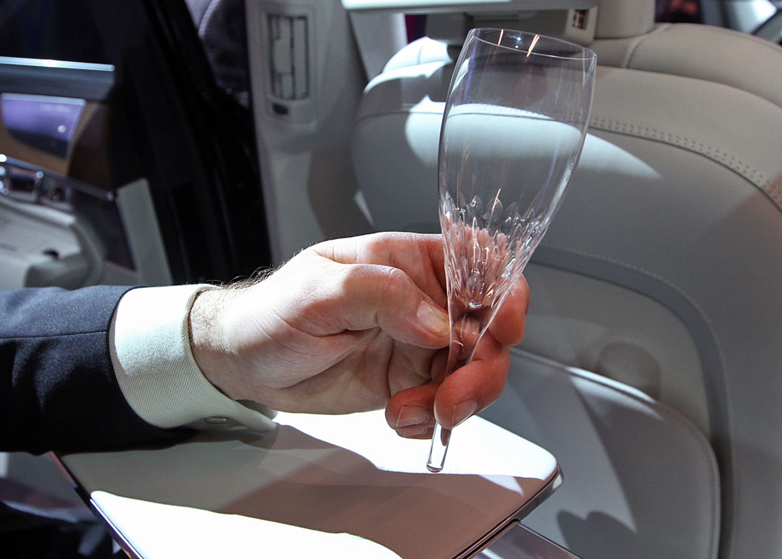 Det håndforarbejdede krystalglas fra svenske Orrefors er uden fod, så det kan stå i en glasholder. Krystalglassene er dog ekstraudstyr.