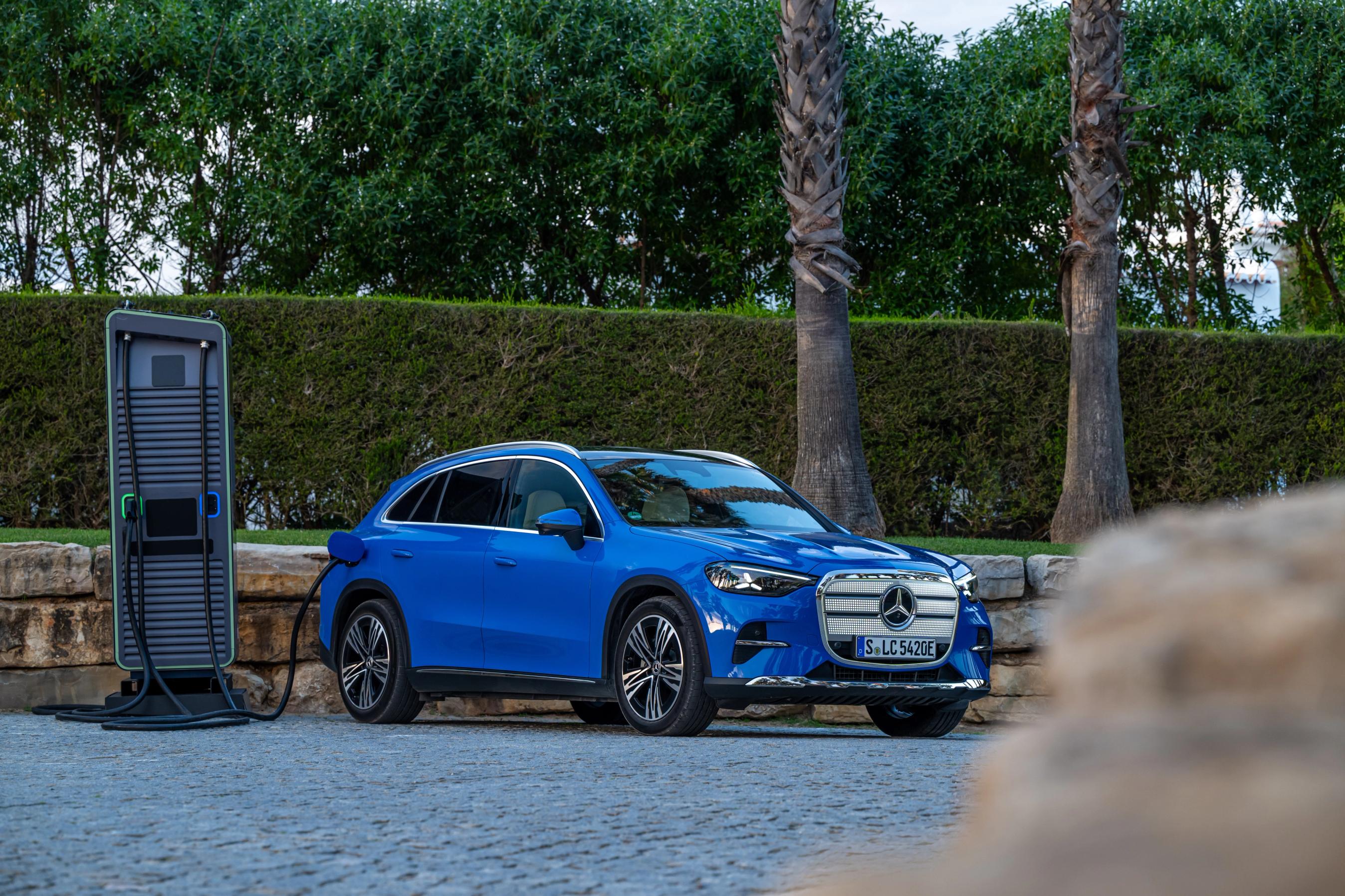 Mercedes-Benz GLC holder ved ladestander