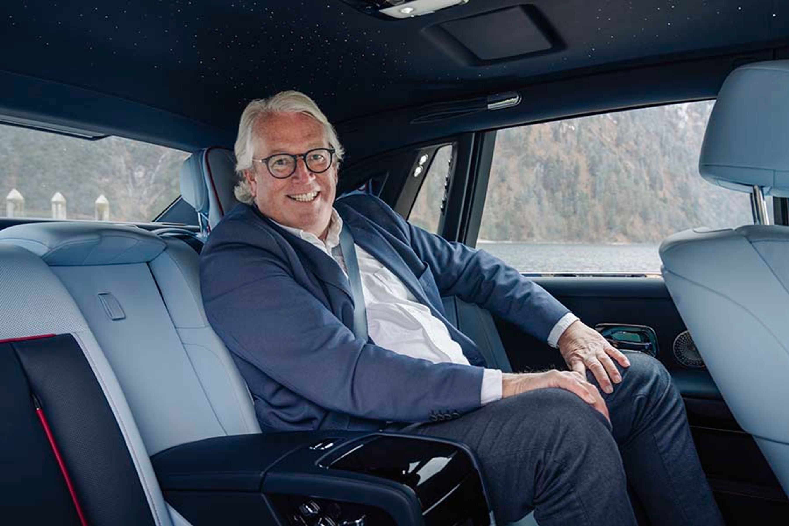 Det er retteligt på bagsædet, at den største oplevelse findes i en Rolls. Og her sidder man da også forbilledligt – lidt som i en klassisk, britisk lounge.