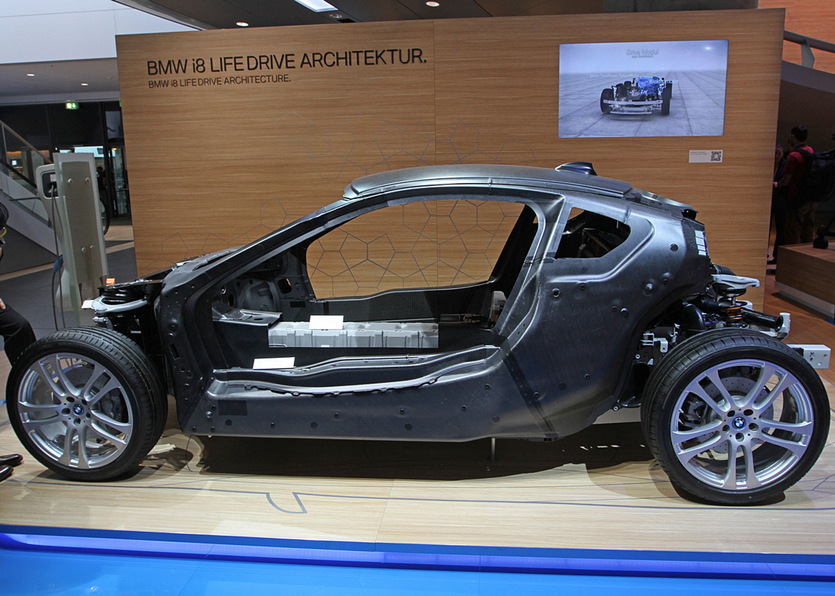 Elmotoren ligger foran, batteriet i den langsgående tunnel og benzinmotoren bagtil.