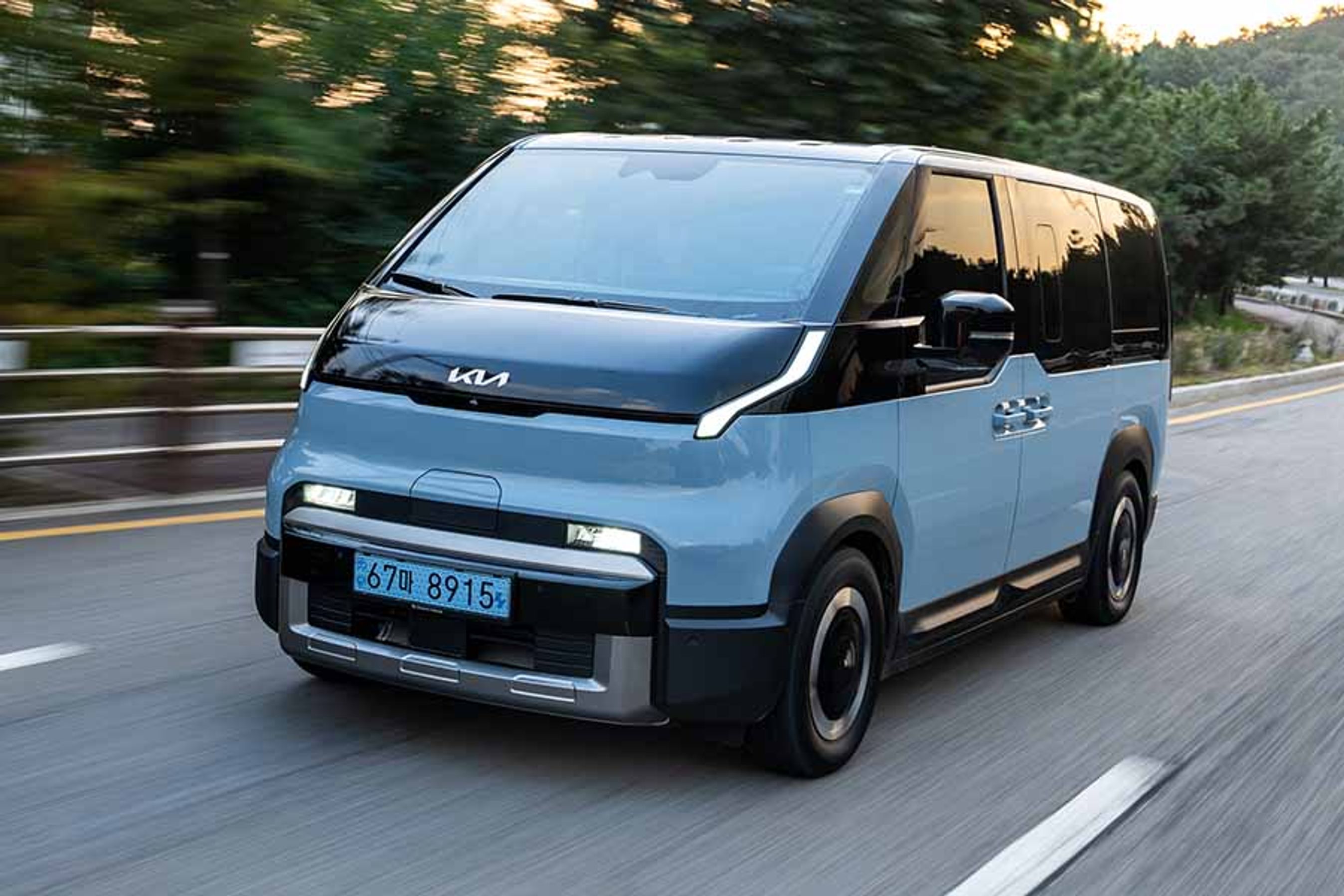 Kia PV5 er fra starten udviklet til at kunne være enten en varevogn eller som her en personbil. I første omgang kommer bilen i en udformning med to skydedøre og i alt fem siddepladser. Priserne begynder ved 280.000 kr.