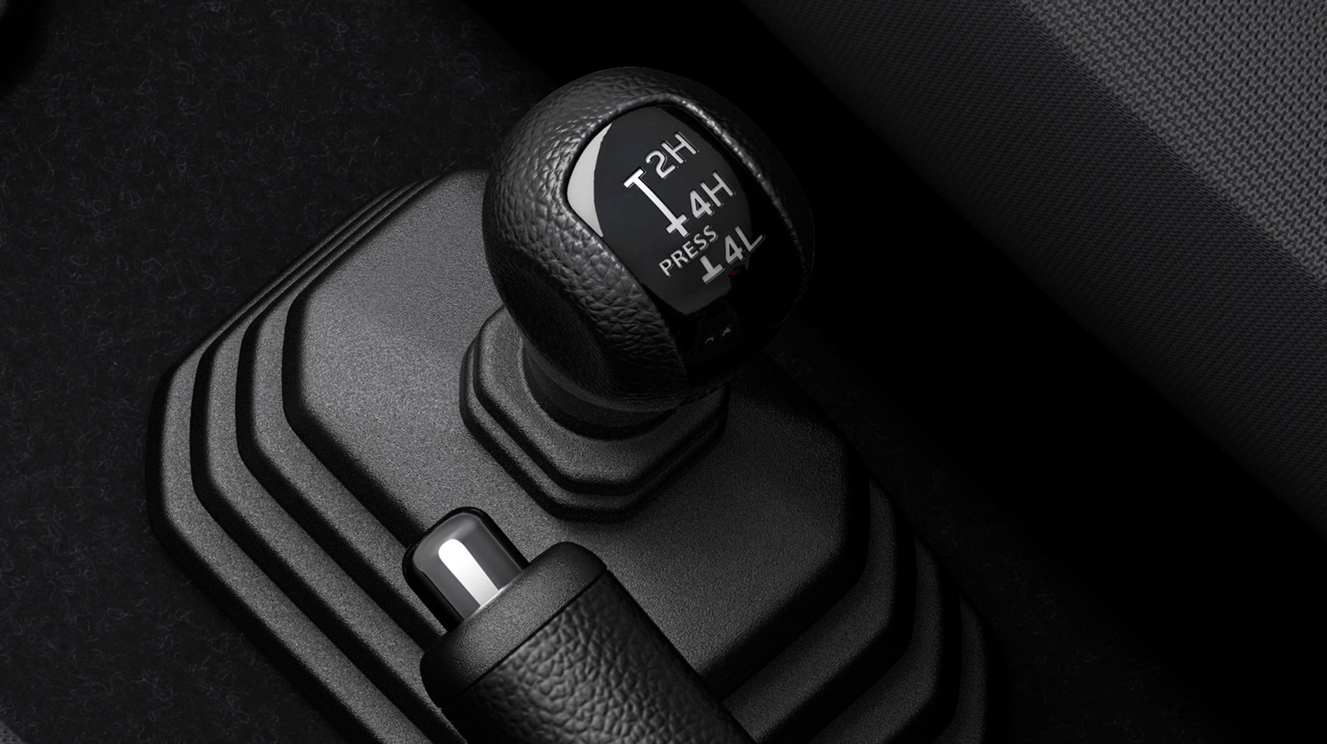 Firehjulstrækket er af den gamle skole. Normalt er bilen baghjulstrukket, men den ekstra gearstang kan tilkoble forhjulene og aktivere reduktionsgearkassen.