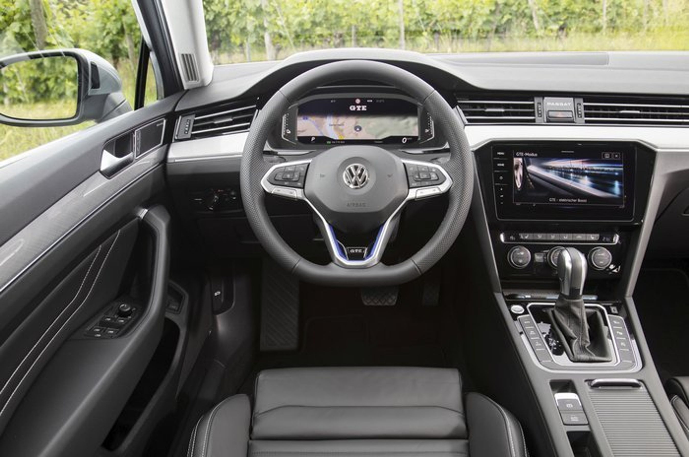 GTE-udgaven er en plugin-hybrid. Den kommer dels i Business-Plus udgaven, eller som her i en GTE udgave med digitalt cockpit og stor skærm i midten af instrumentbordet