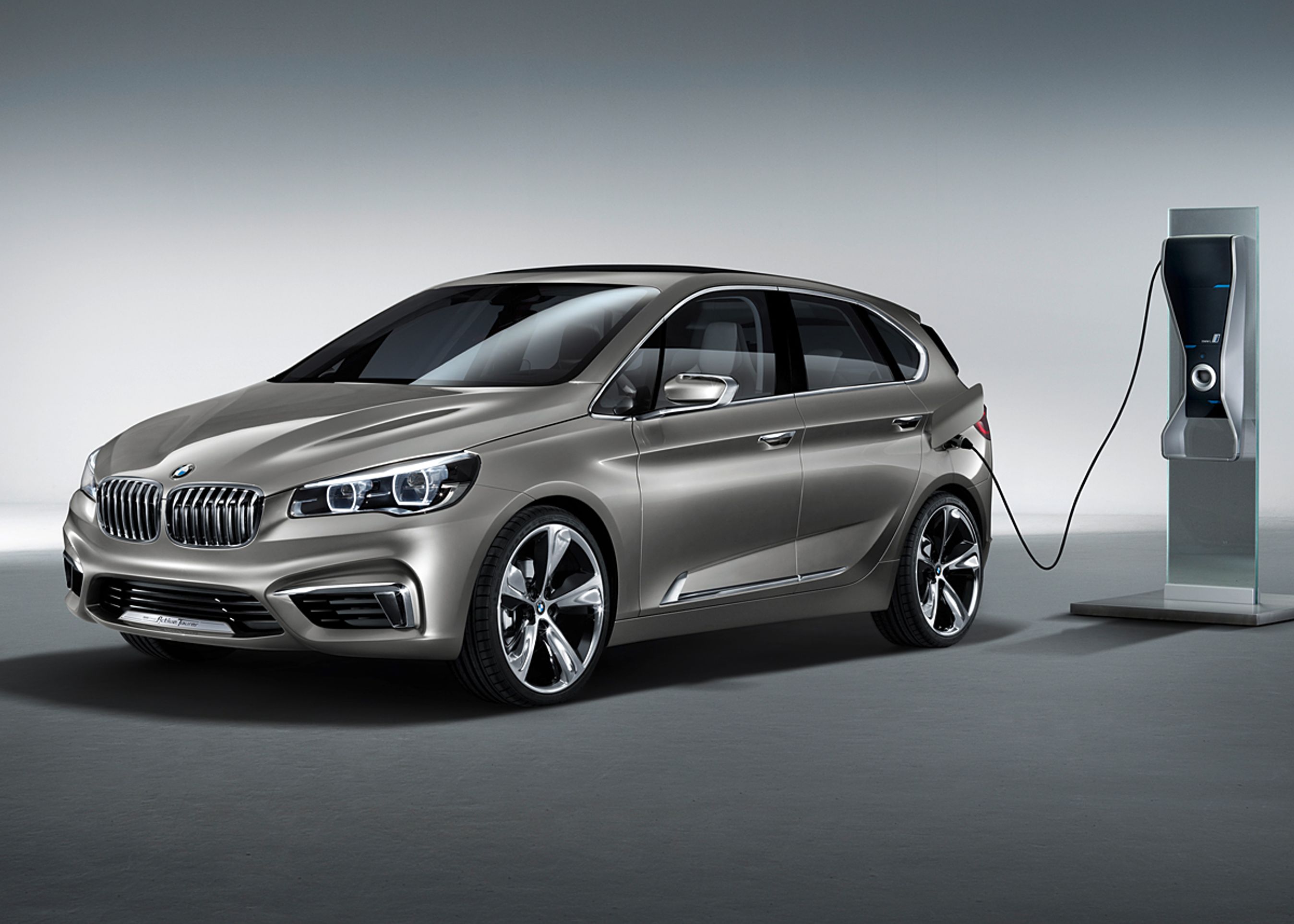 Active Tourer vises med en elledning sat til agterpartiet. Bilen er en opladningshybrid, der kan køre 30 km på strøm.