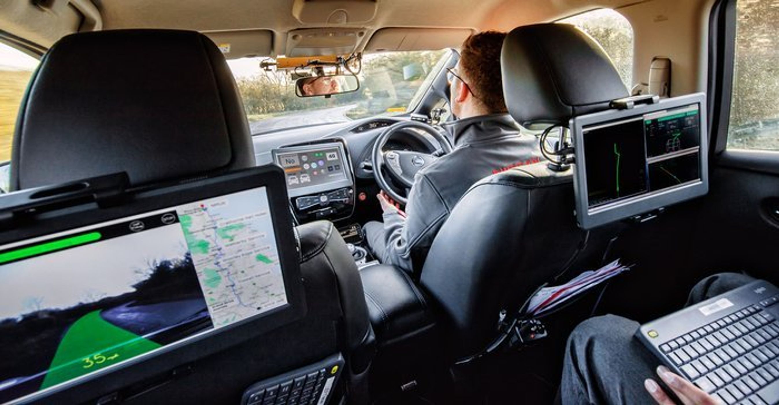 Bilen var selvkørende, men en operatør var klar til at gribe ind, ligesom to ingeniører sad på bagsædet og holdt øje med, at al teknik var i drift under hele turen.