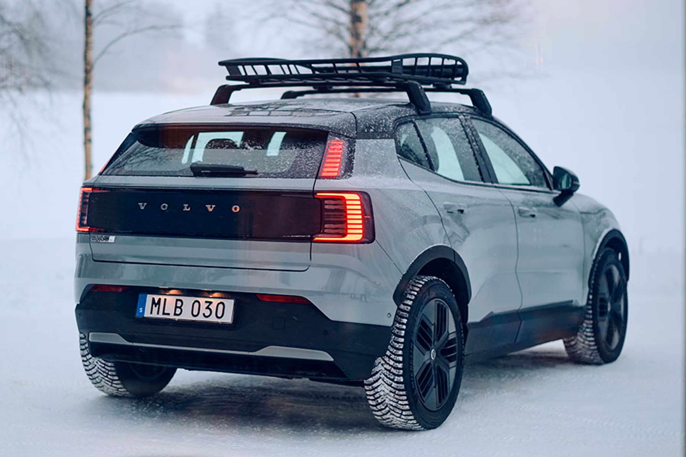 Både for og bag er store plastpaneler med til at give bilen et mere barskt udseende, ligesom en let forhøjet frihøjde giver bilen et mere offroader-agtigt udseende.