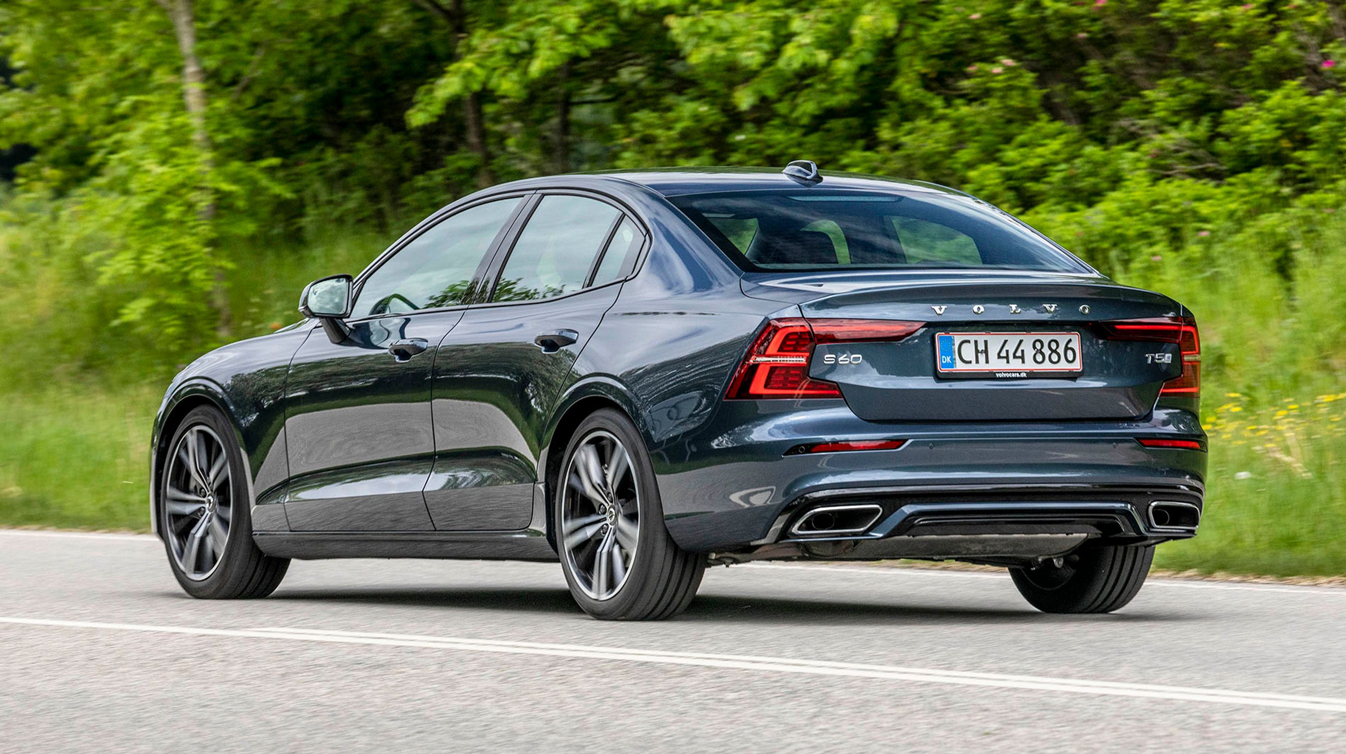 S60 er en flot sedan, der skiller sig ud fra de typiske store SUV’ere og stationcars, som Volvo er mest kendt for.