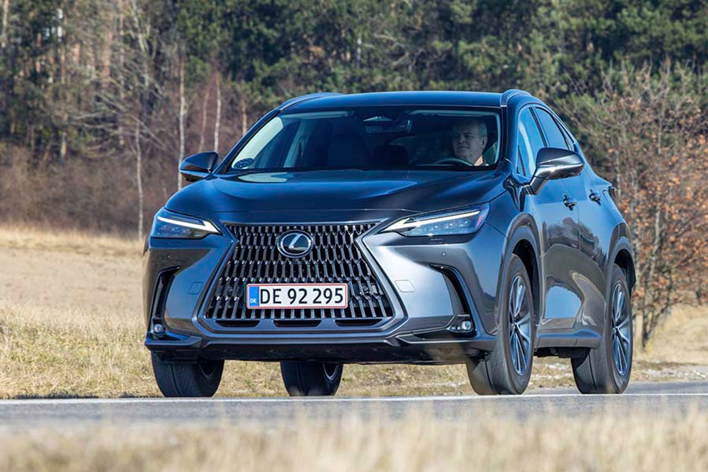 Lexus NX 450h er en luksusudgave af Toyota RAV4, som den deler teknik med. Prisen begynder ved 600.000 kr., men så får man også mange lækre detaljer med i købet.