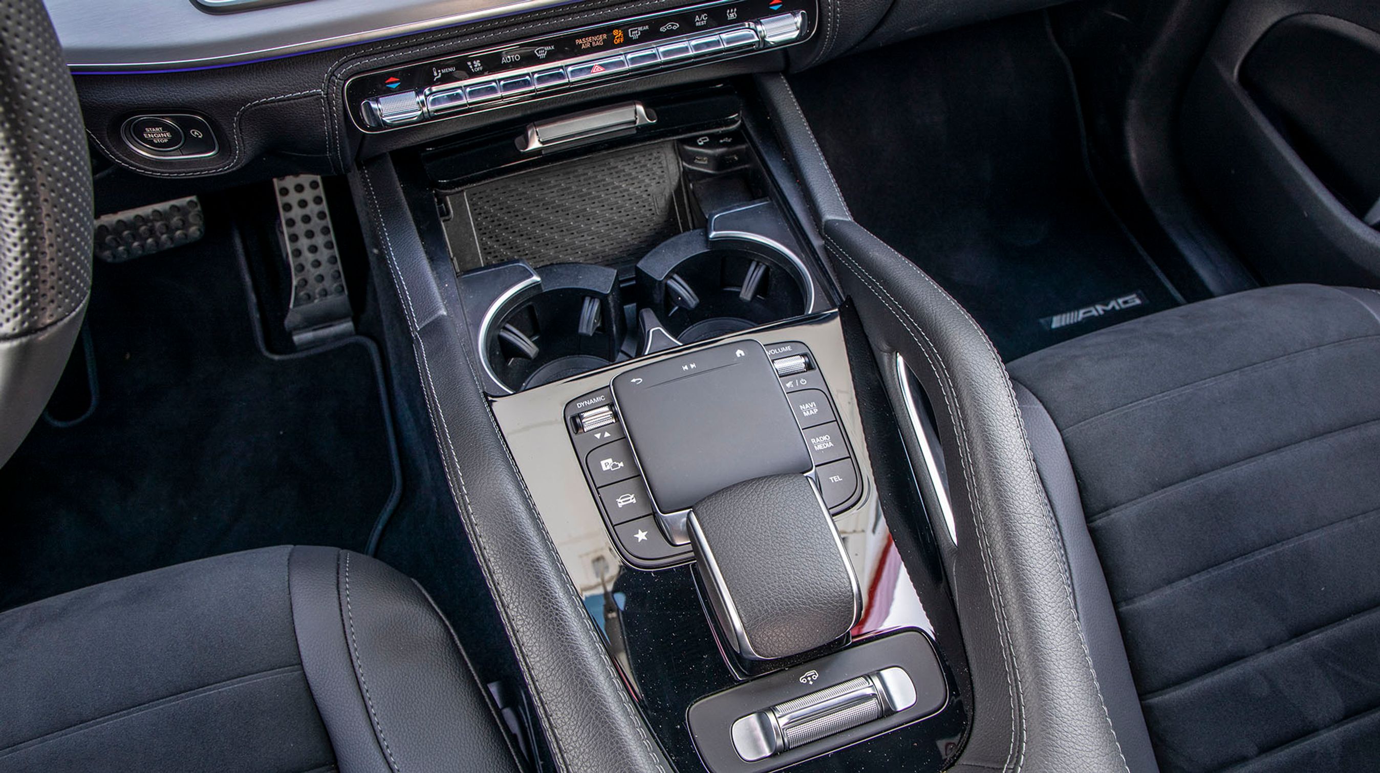 Afstanden mellem forsæderne understreger, hvor stor bilen er. Her er god fralægningsplads til mobilen foran de to kopholdere. Skal du have mere med, lægges det under armlænet. 